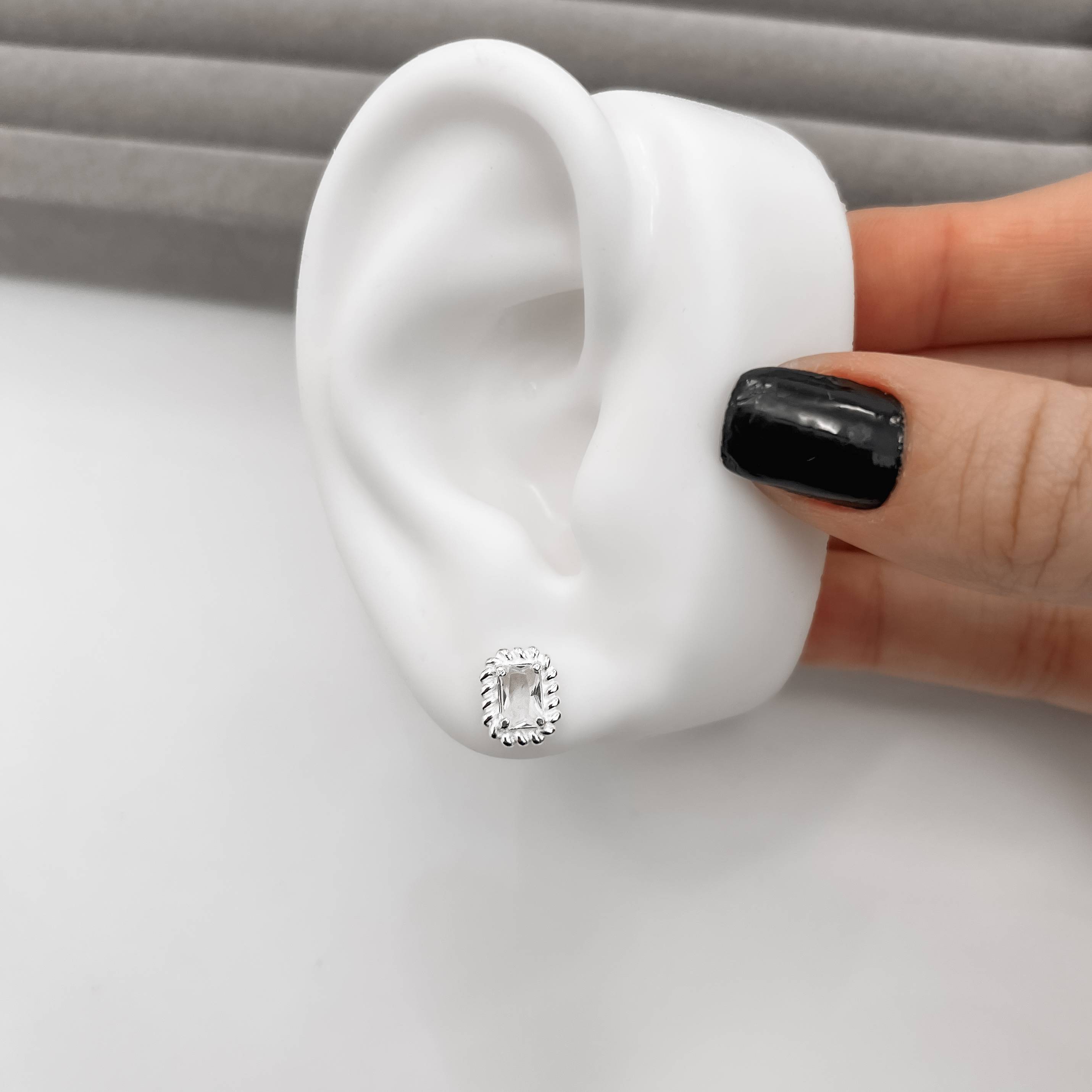 Imagem Brinco zircônia retangular cristal detalhe torcido 10mm