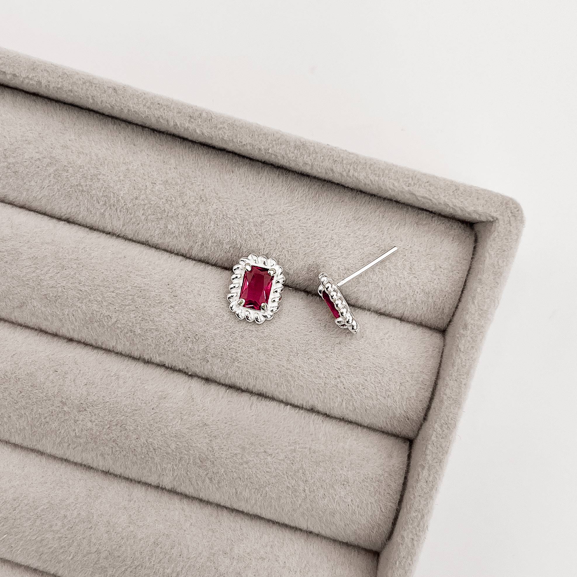 Imagem Brinco zircônia retangular cereja detalhe torcido 10mm