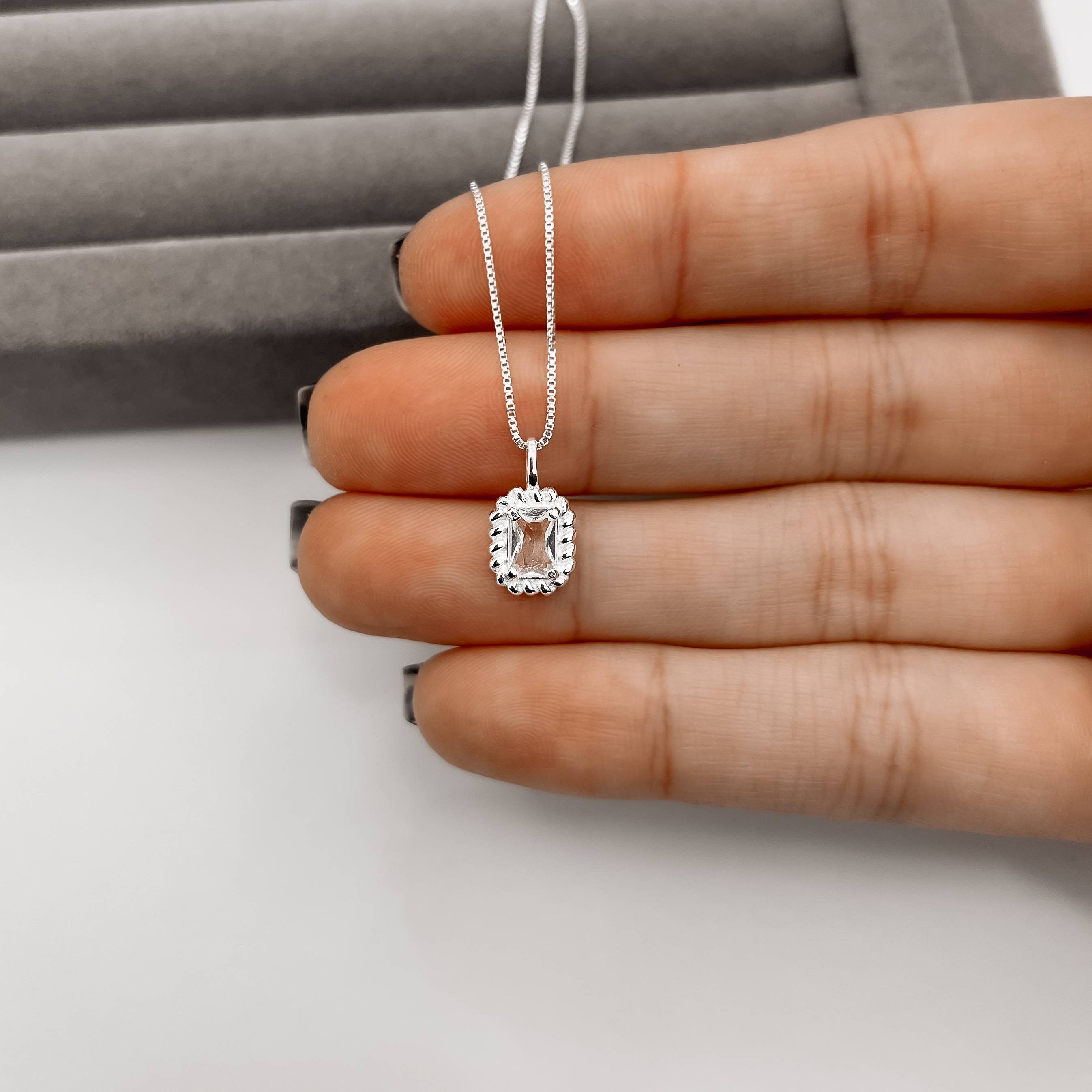 Colar pingente zircônia retangular cristal detalhe torcido 10mm 45cm