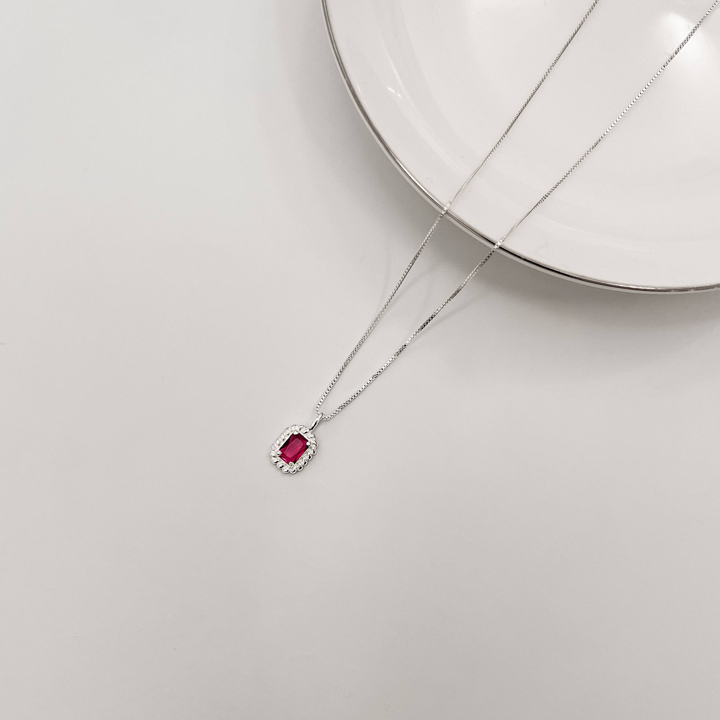 Imagem Secundária Colar pingente zircônia retangular cereja detalhe torcido 10mm 45cm