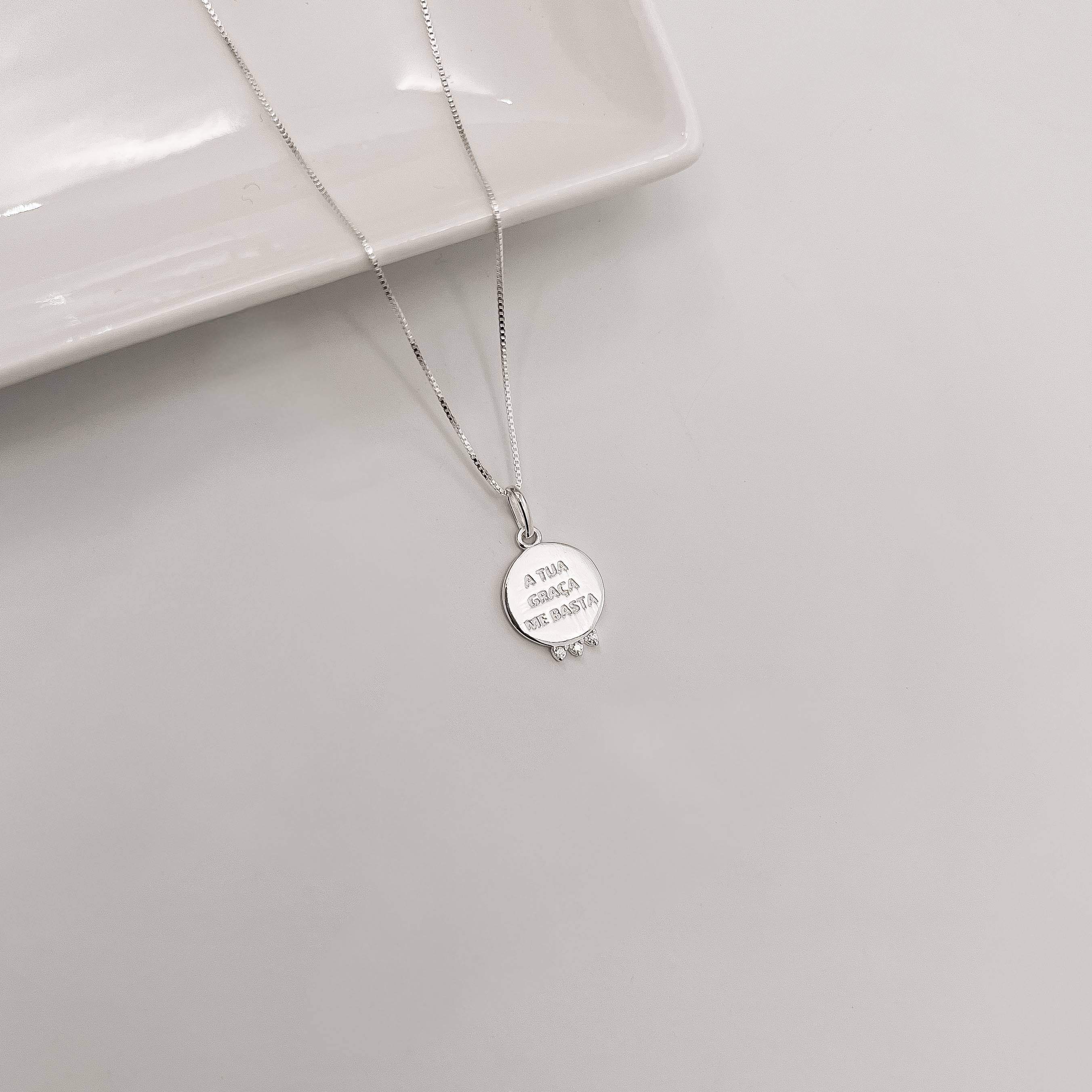 Colar pingente medalha a tua graça me basta 14mm com zircônias 45cm