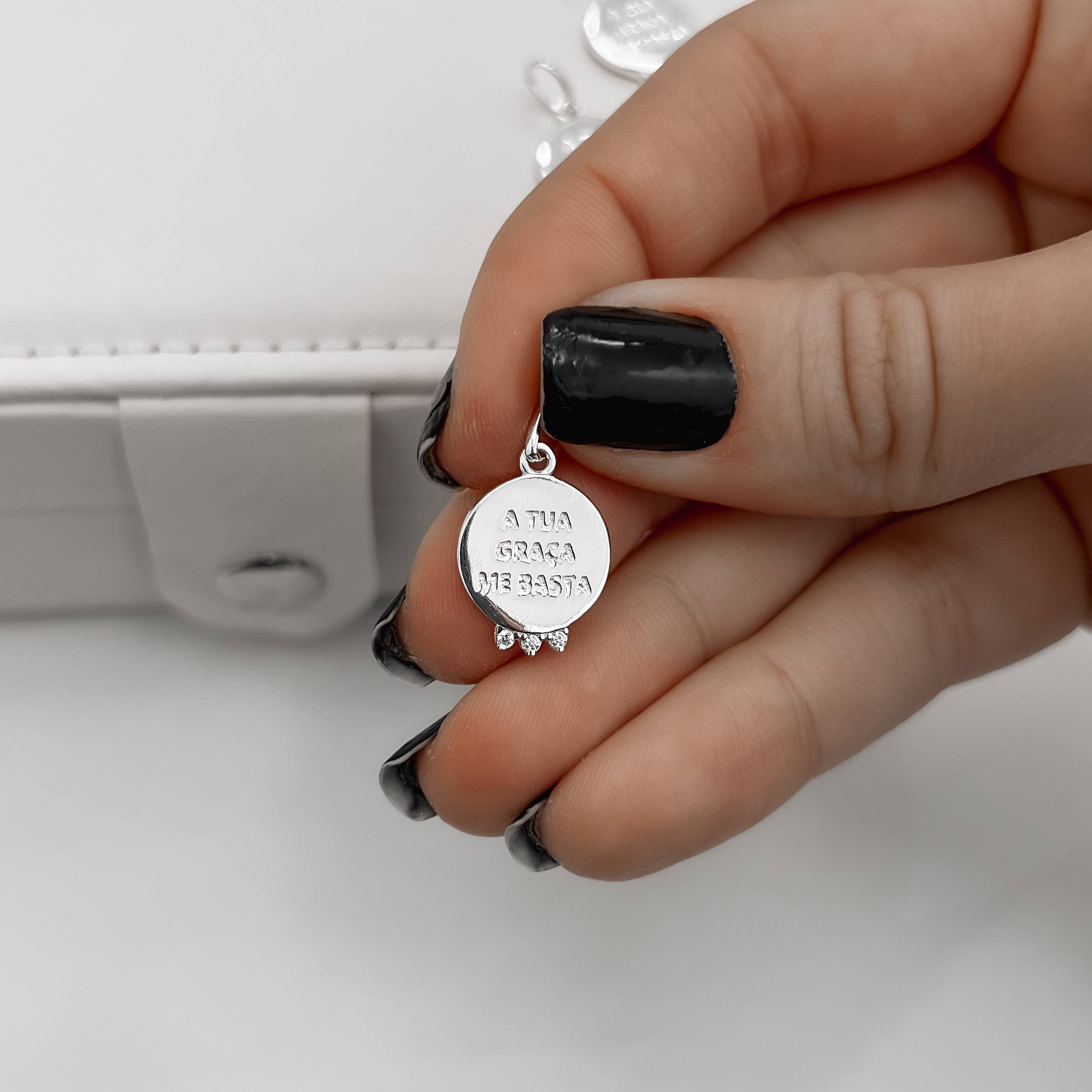 Imagem Secundária Pingente medalha a tua graça me basta 14mm com zircônias