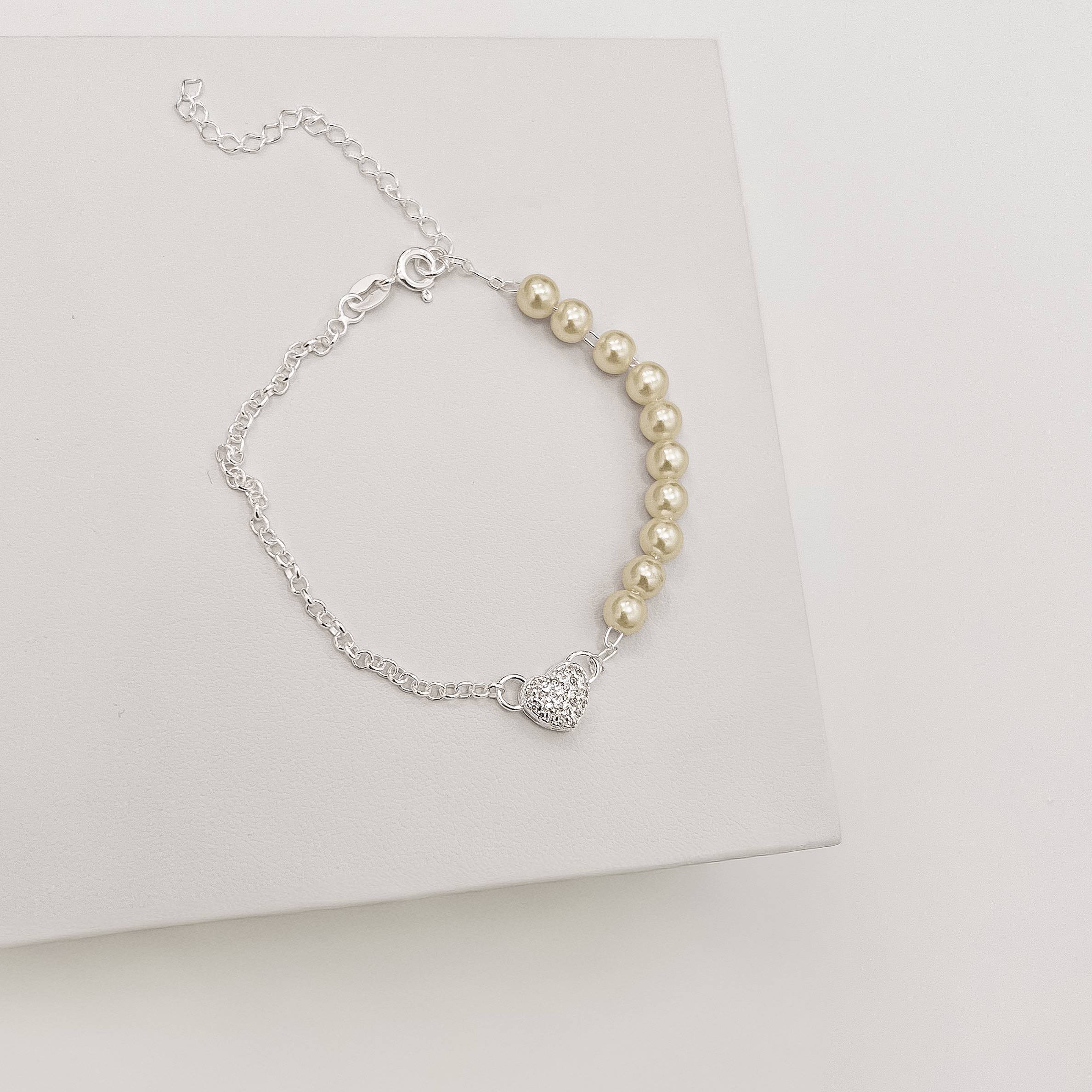 Pulseira entremeio coração cravejado 8mm corrente elo português e pérolas 17cm com alongadora