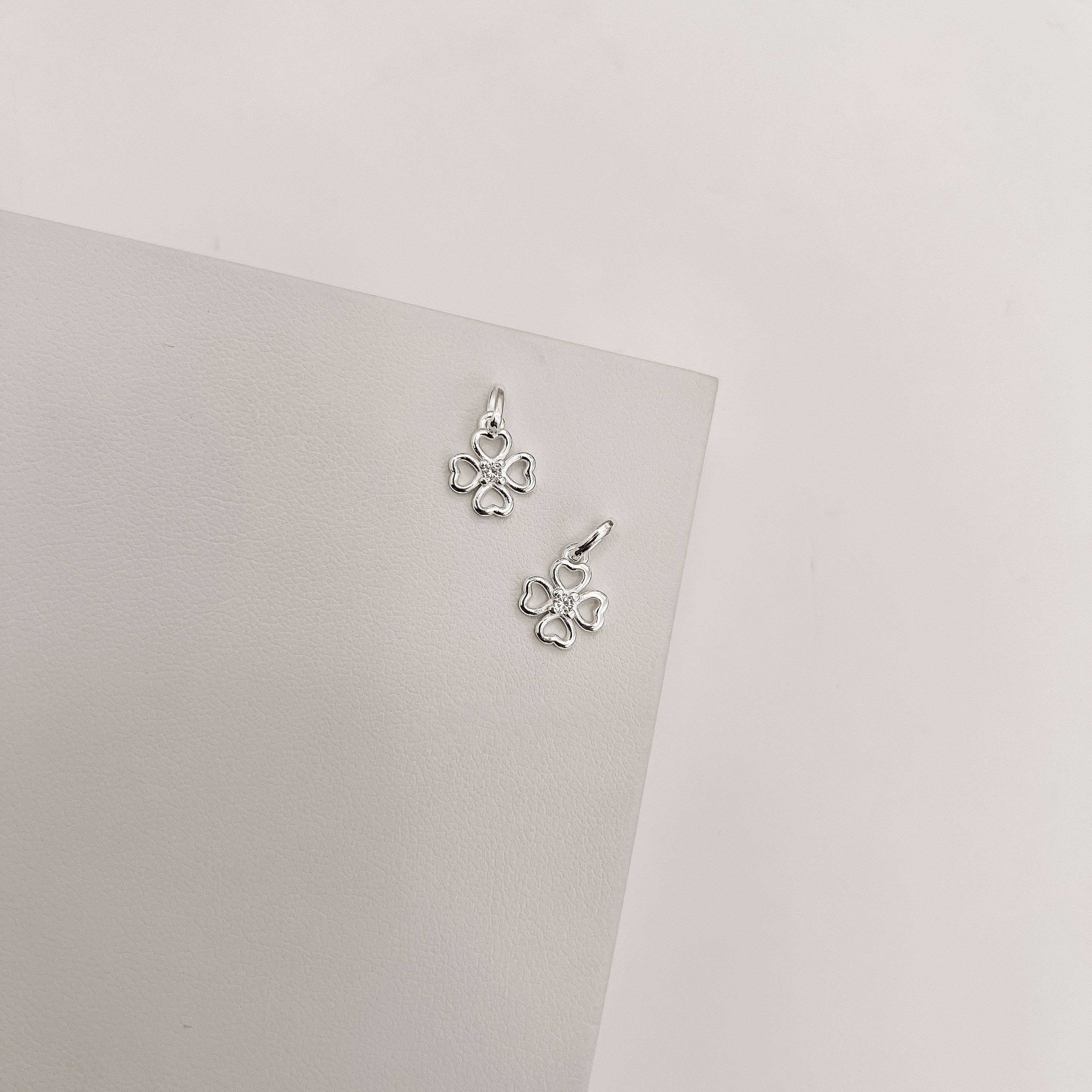 Imagem Secundária Pingente trevo vazado com zircônia 8mm 