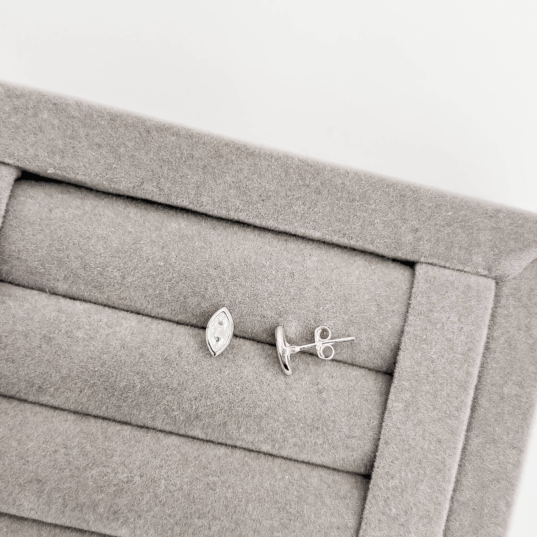 Brinco zircônia navete 8mm