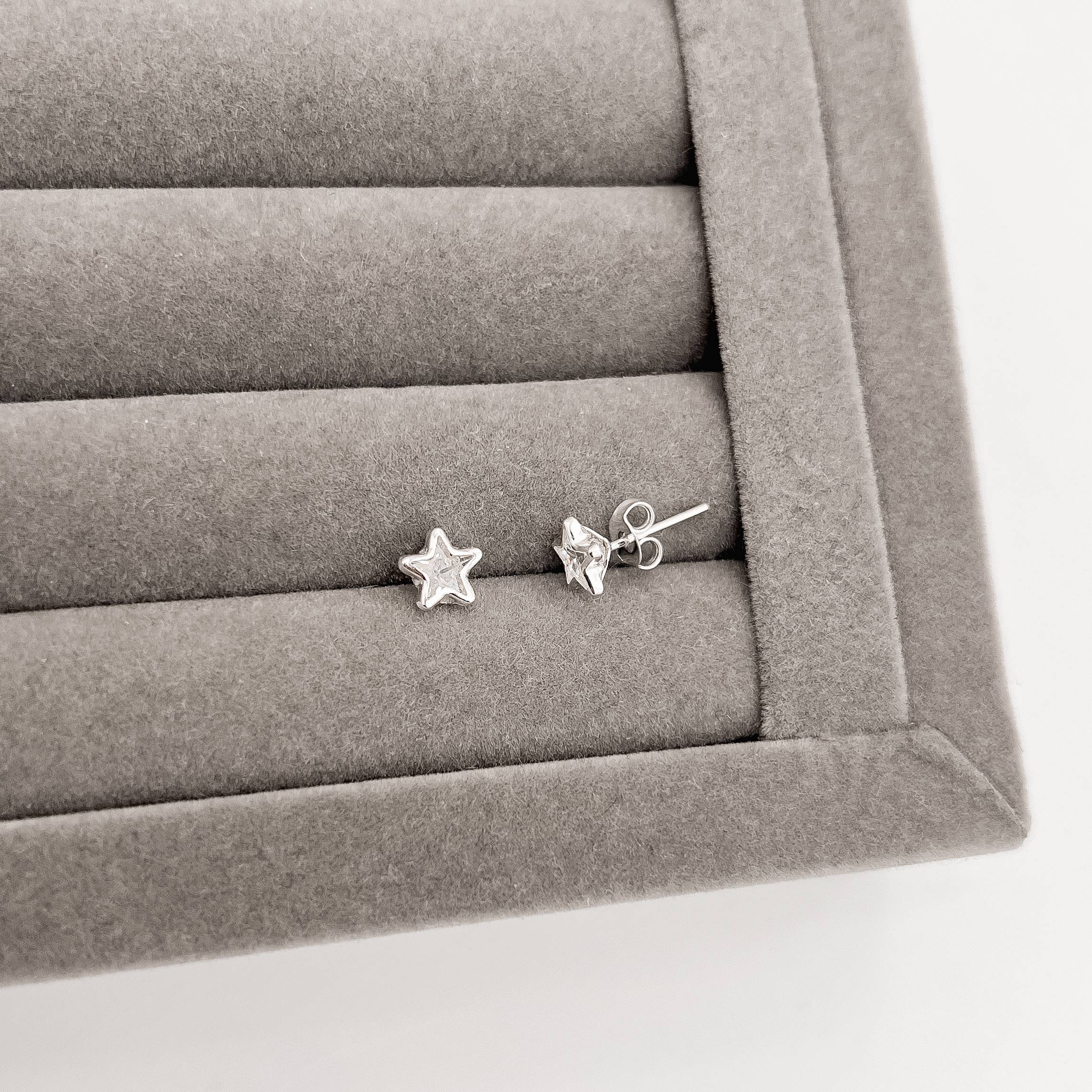 Imagem Brinco zircônia estrela embutida 7mm