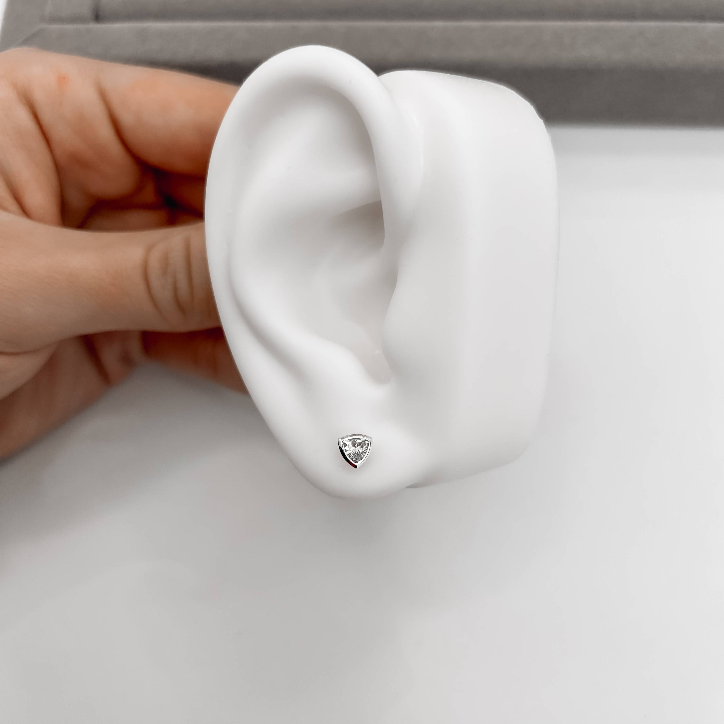 Brinco zircônia triângulo 5mm