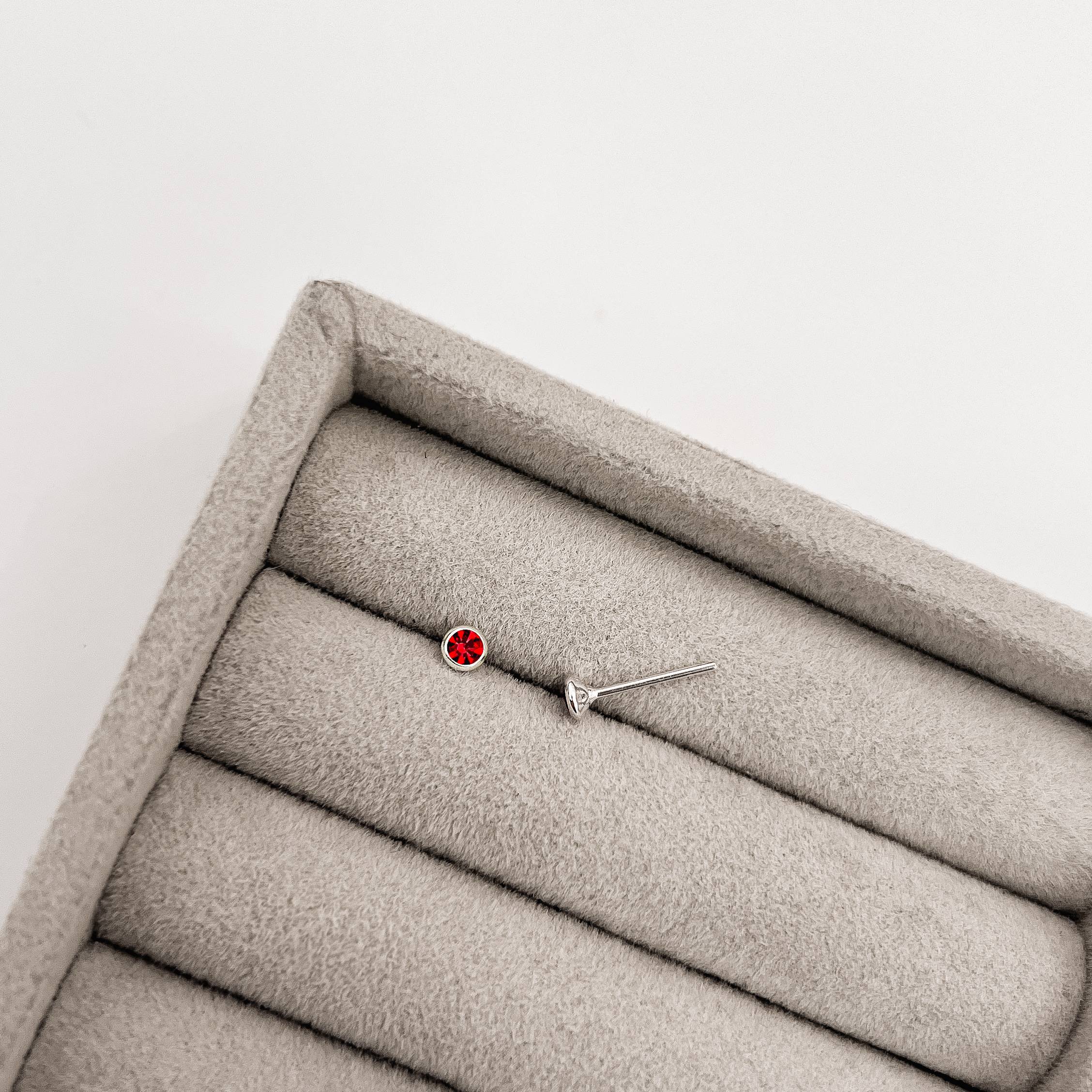 Brinco zircônia redonda embutida vermelho 3mm