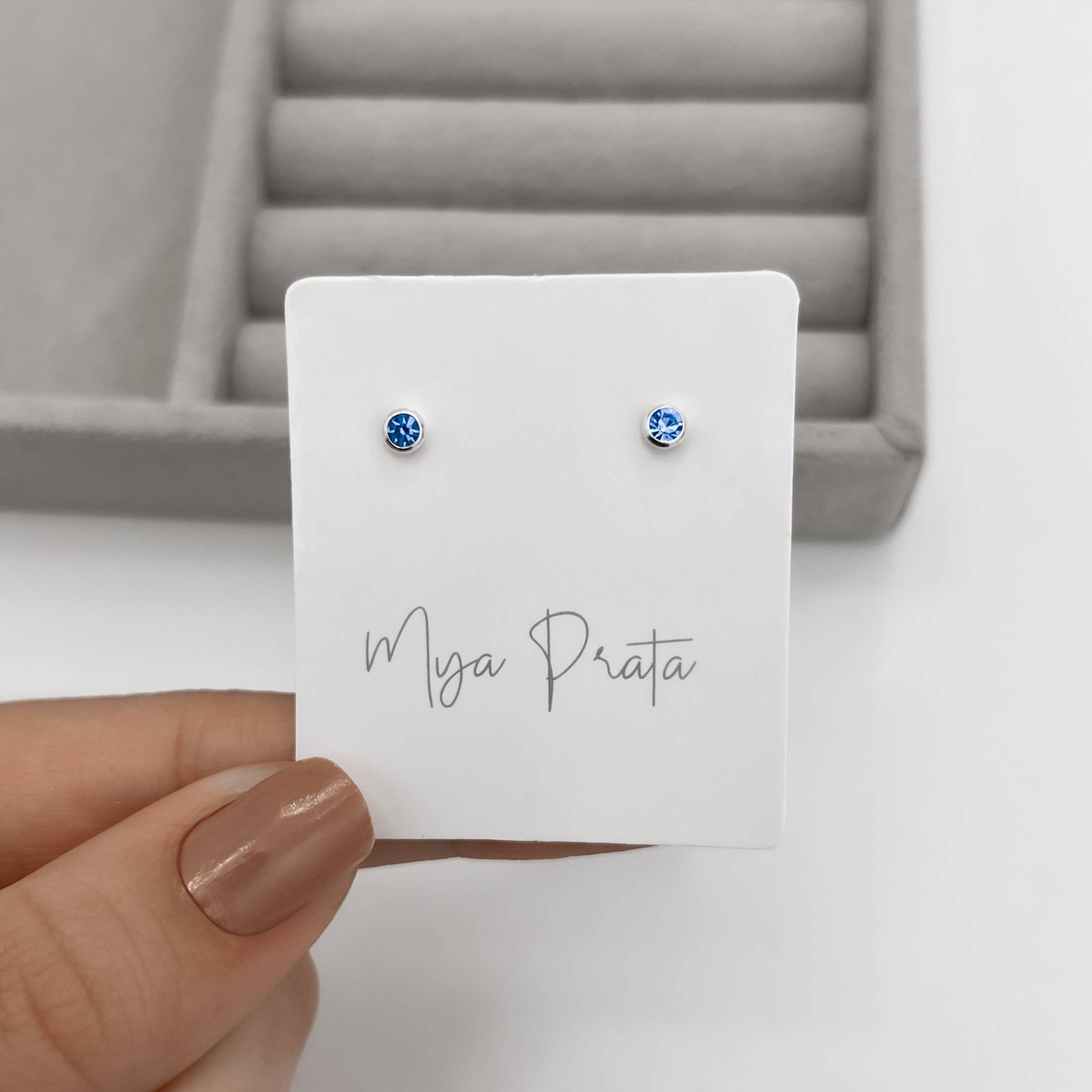 Brinco zircônia redonda embutida azul 3mm