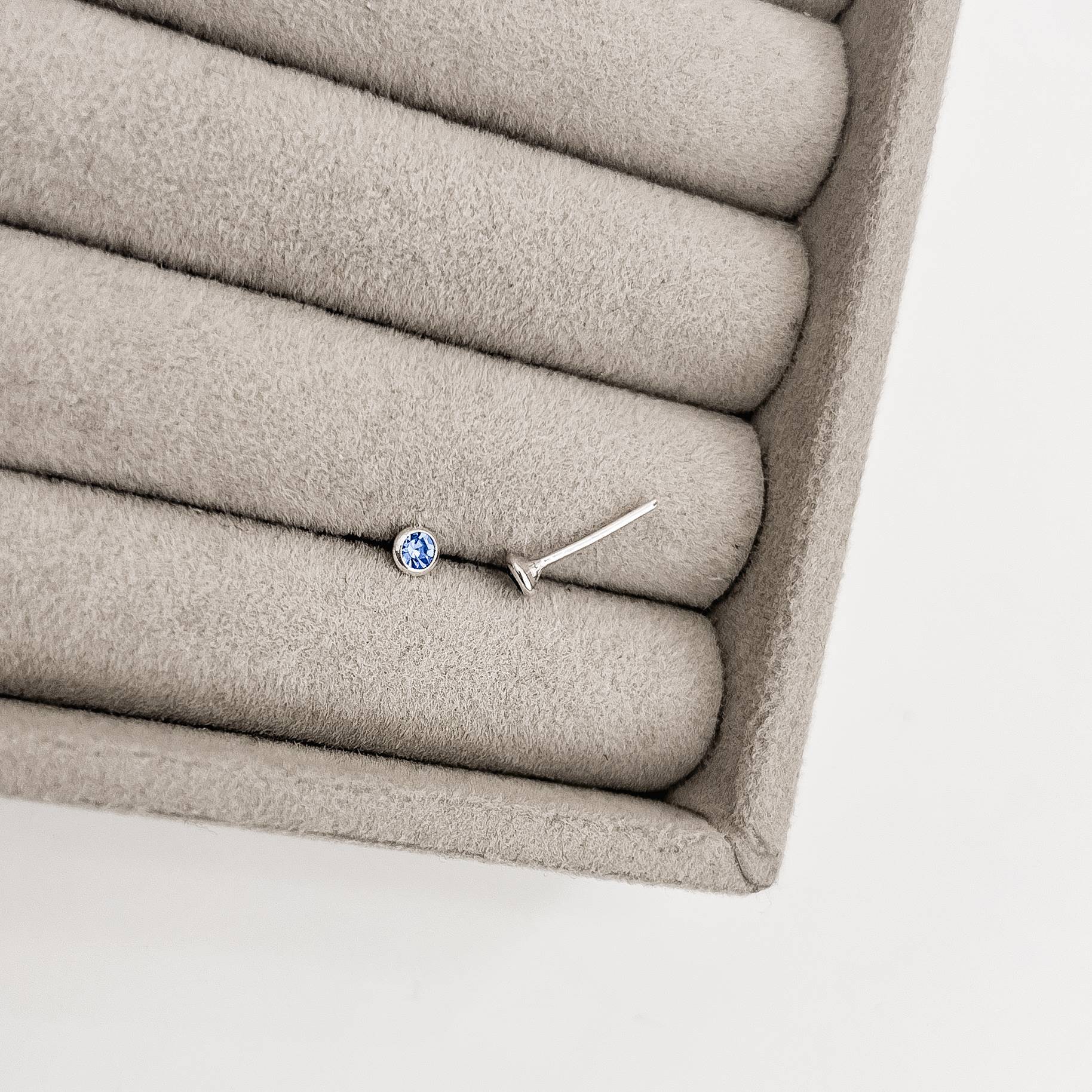 Imagem Secundária Brinco zircônia redonda embutida azul 3mm