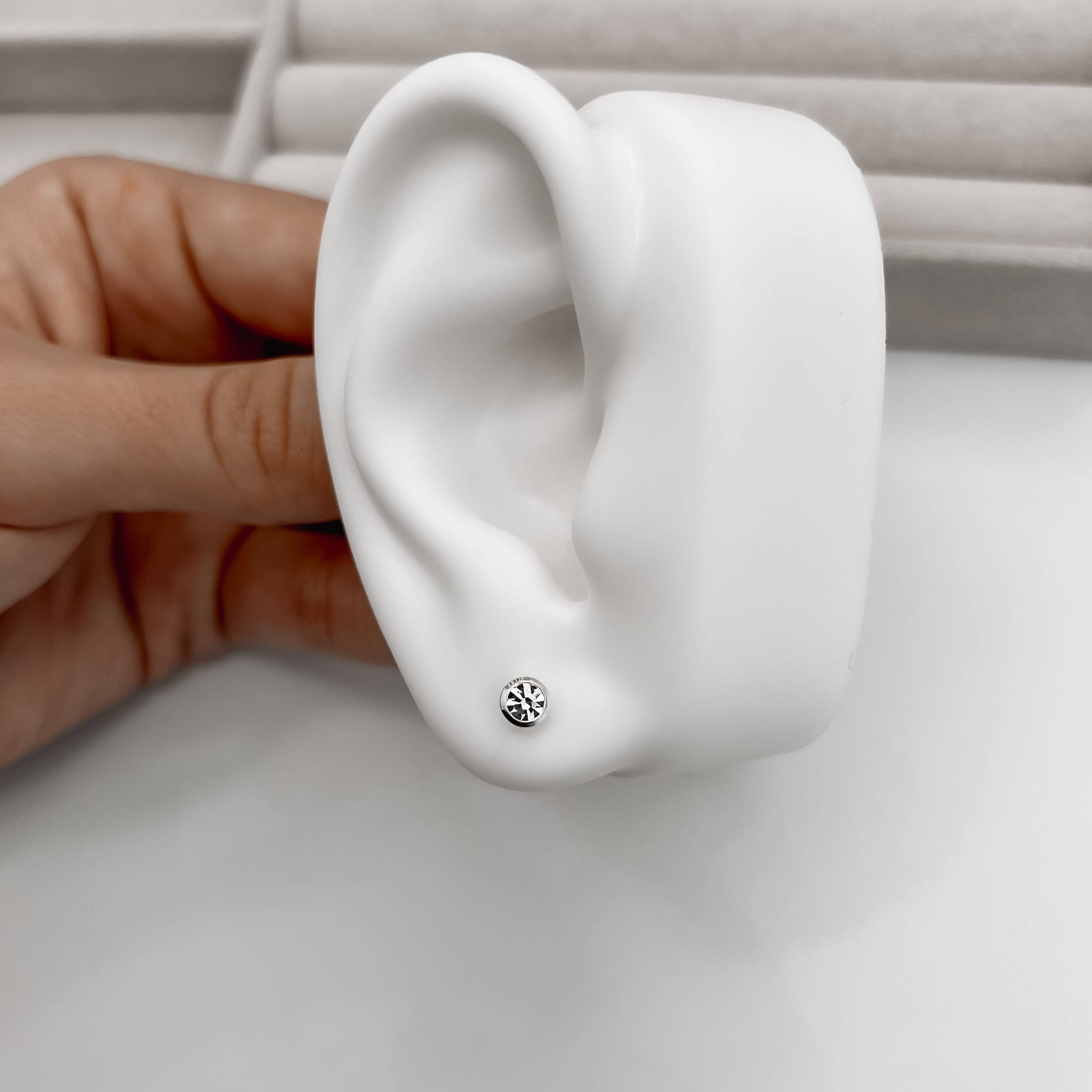 Imagem Brinco zircônia redonda embutida 4mm cristal