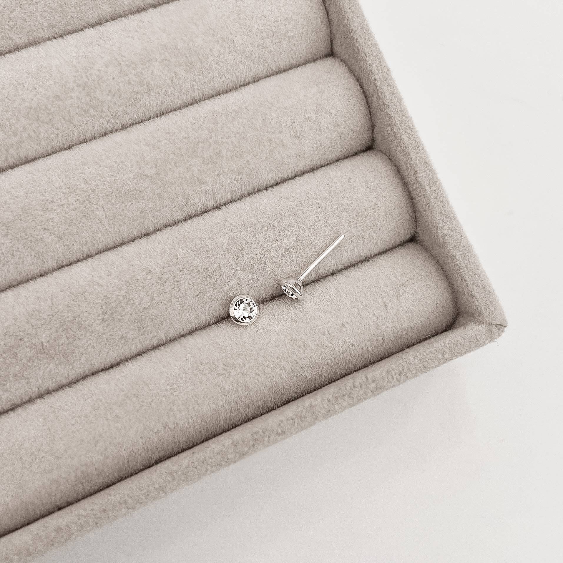 Imagem Secundária Brinco zircônia redonda embutida 4mm cristal