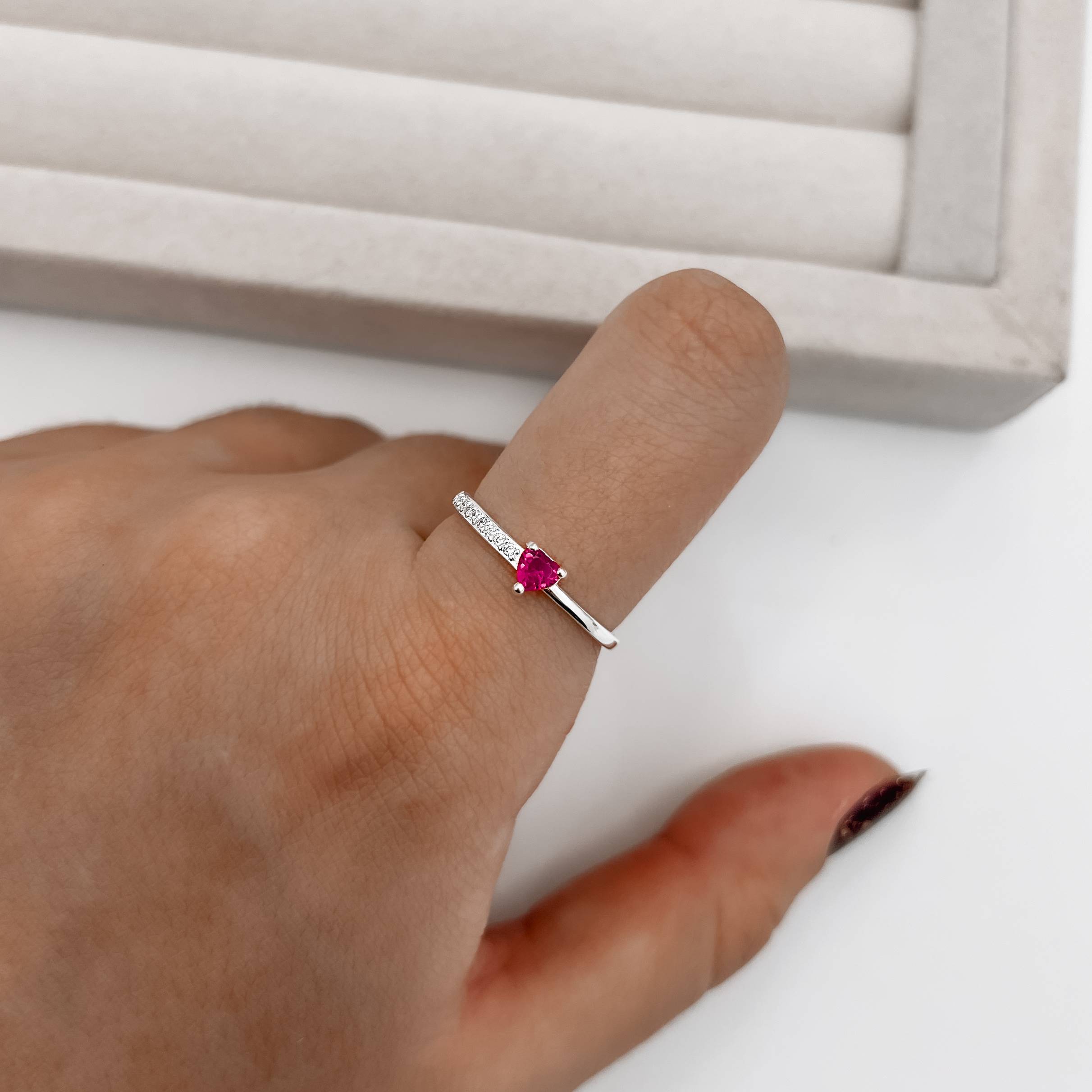 Anel zircônia coração rubi com cravejado lateral
