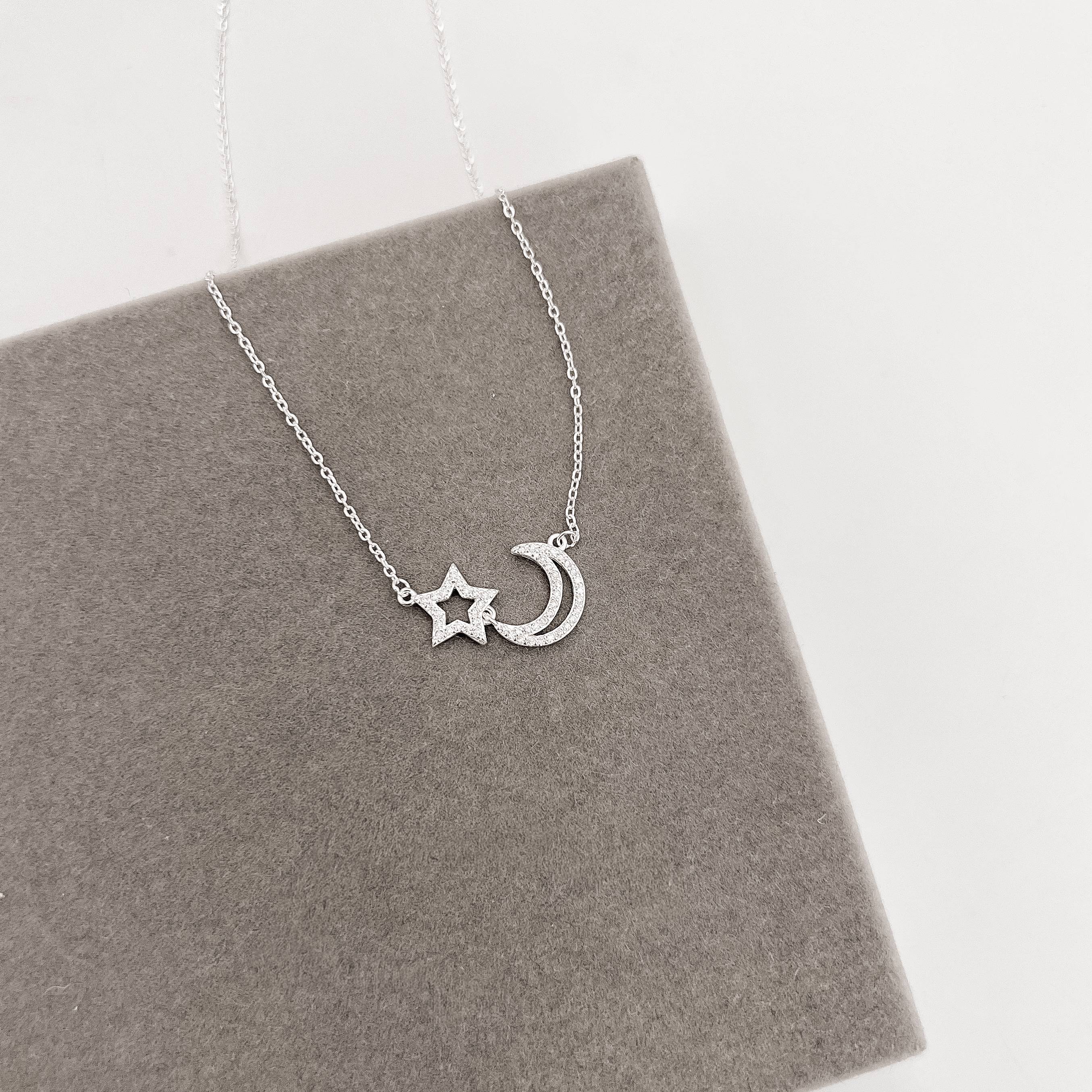 Imagem Colar entremeio estrela e lua vazadas cravejadas 20mm 40+5cm