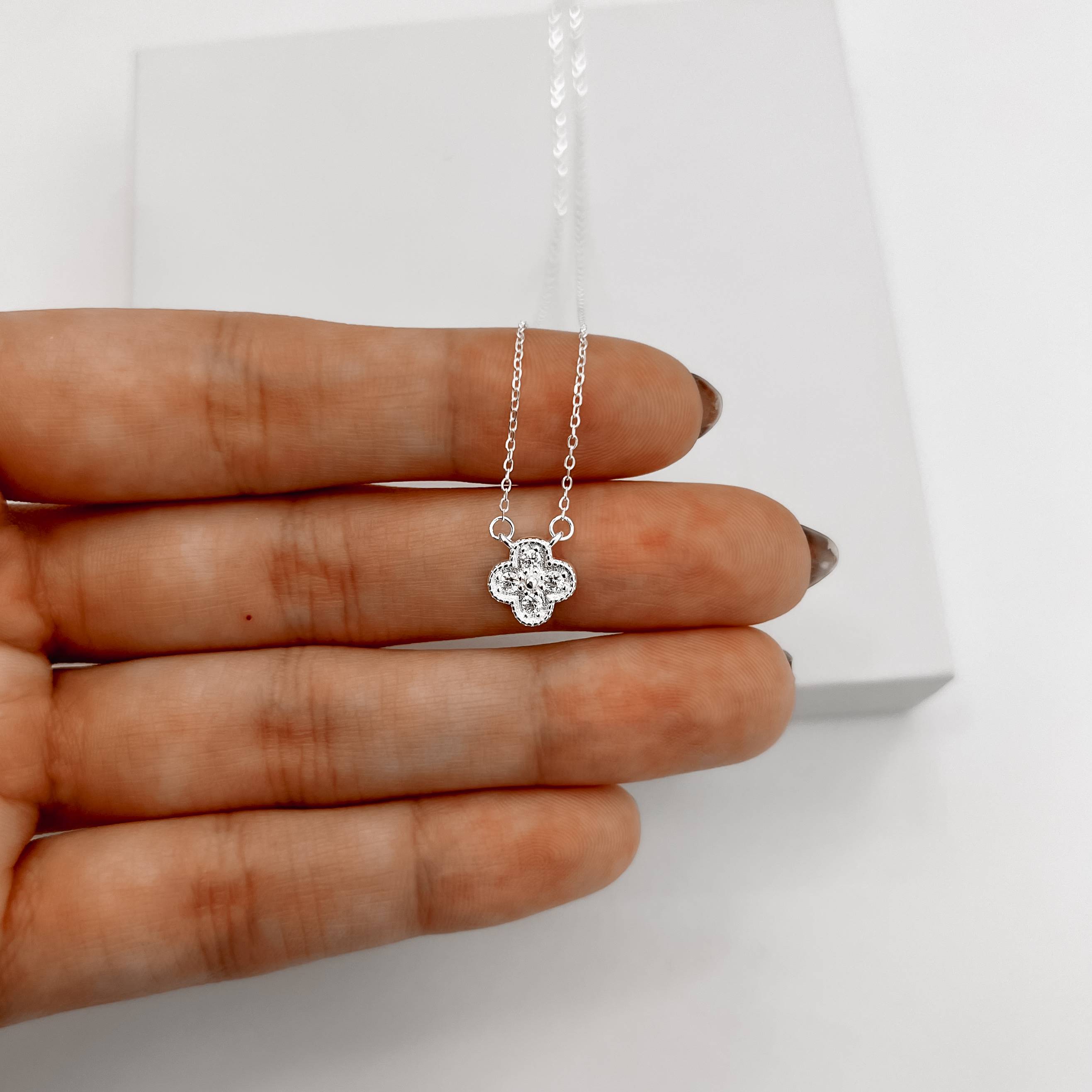 Imagem Colar entremeio trevo cravejado 9mm 40+5cm