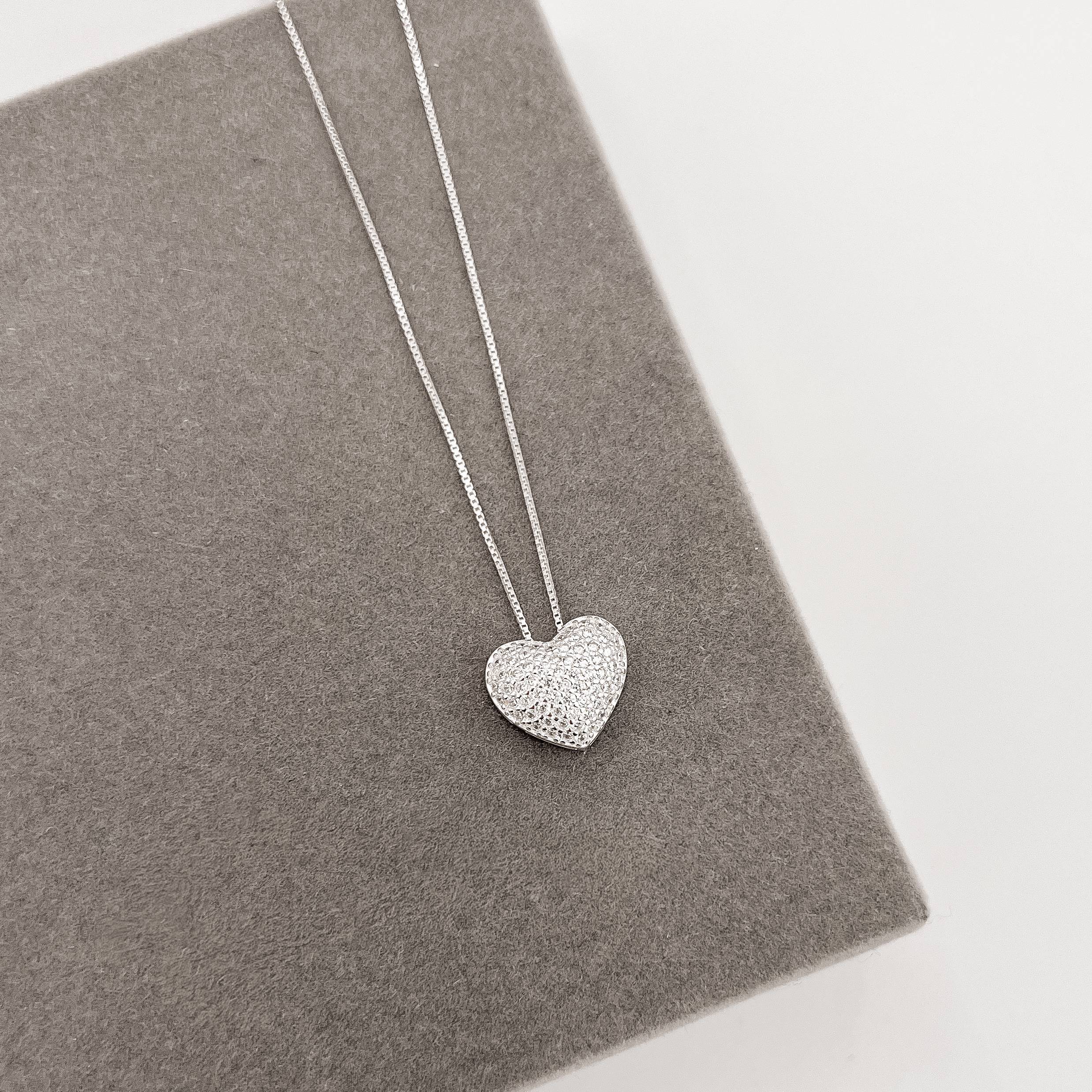 Colar coração cravejado 13mm caixa alta 45cm