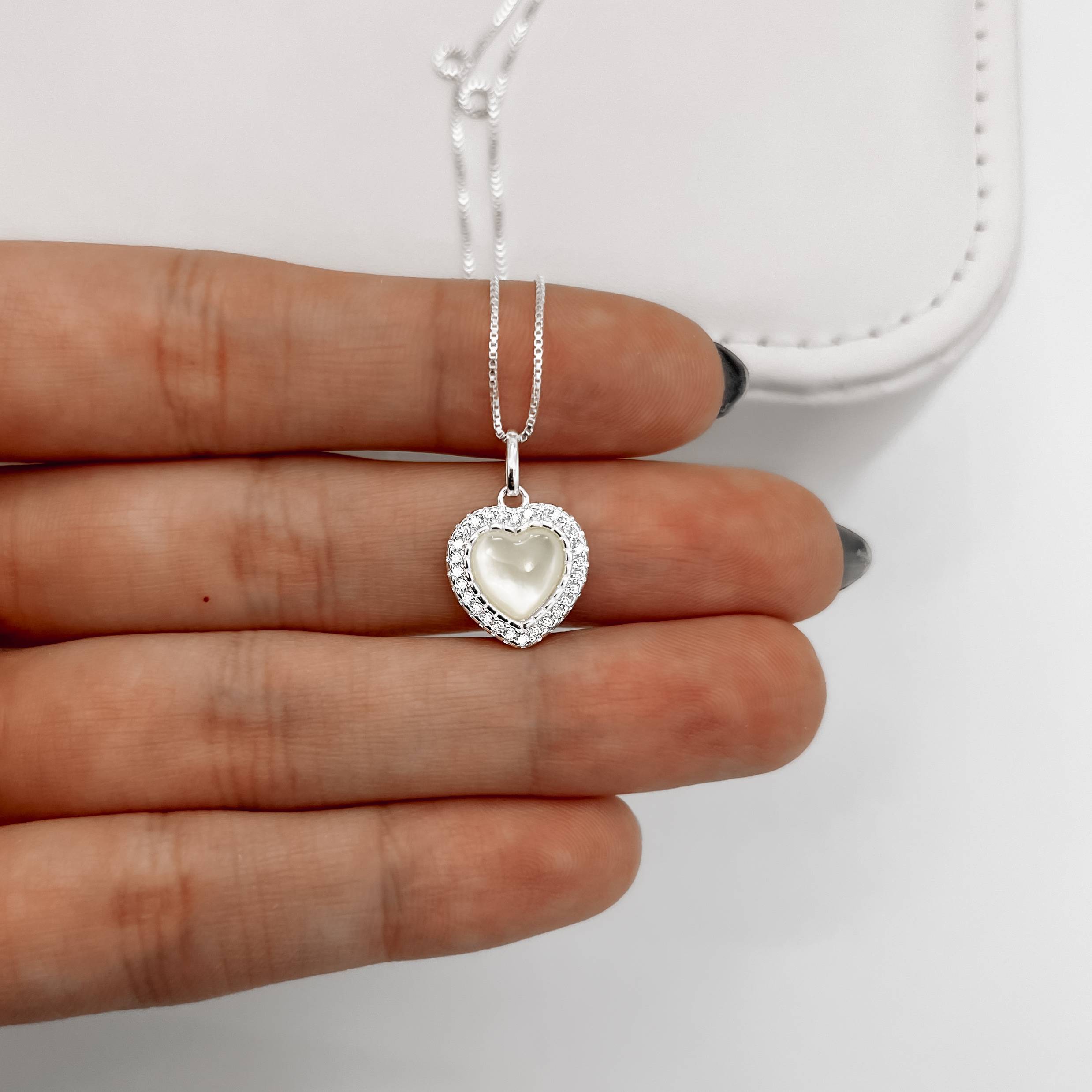 Imagem Colar pingente coração madrepérola com cravejado 12mm 45cm