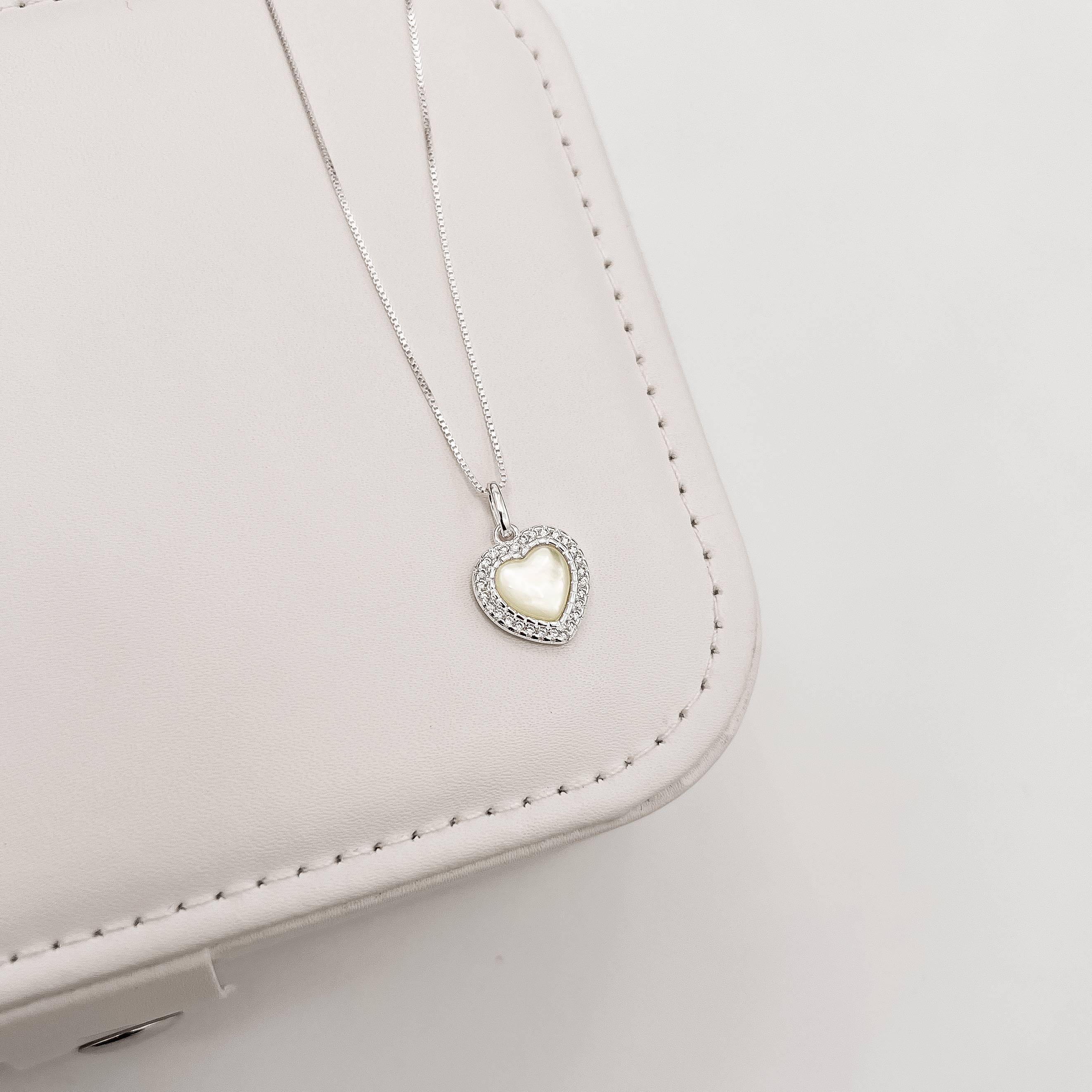 Imagem Secundária Colar pingente coração madrepérola com cravejado 12mm 45cm