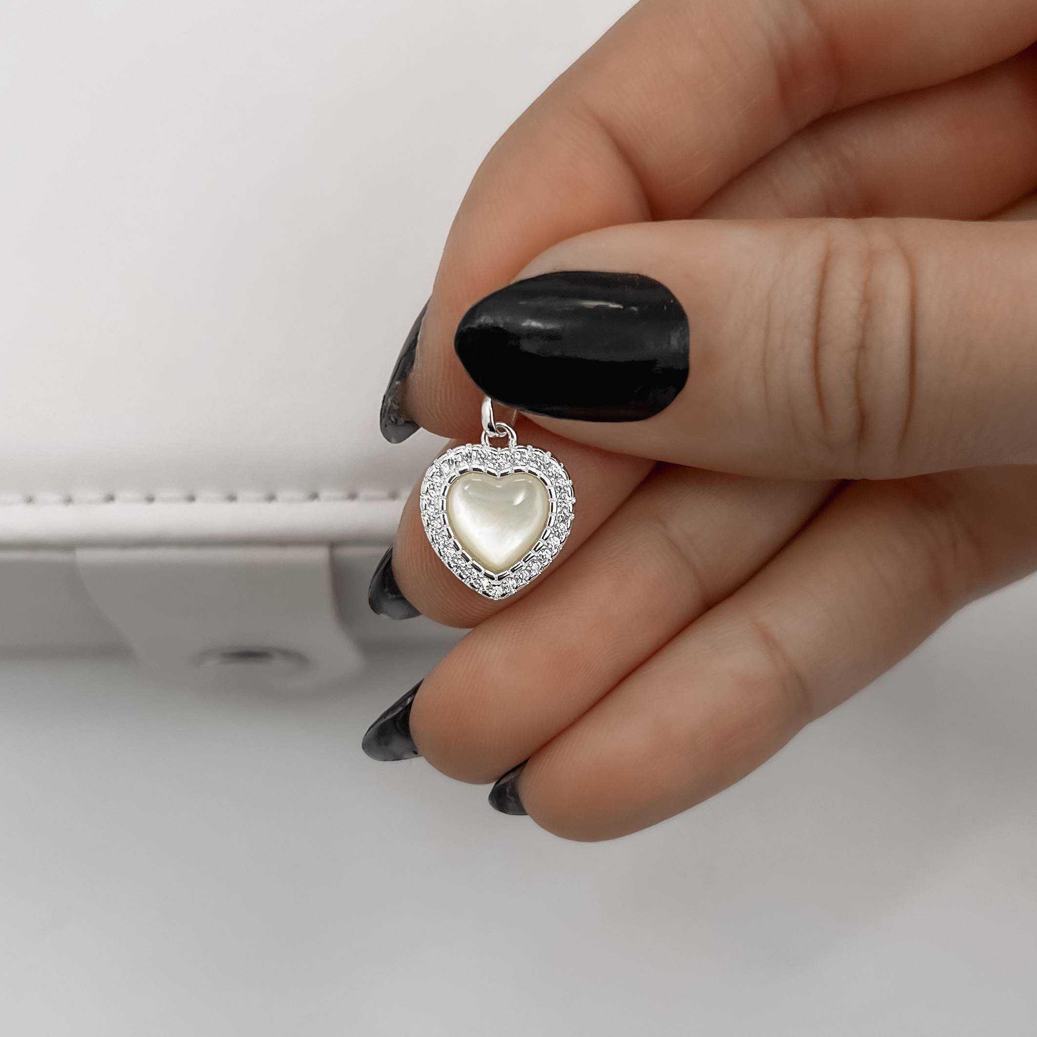 Imagem Secundária Pingente coração madrepérola com cravejado 12mm