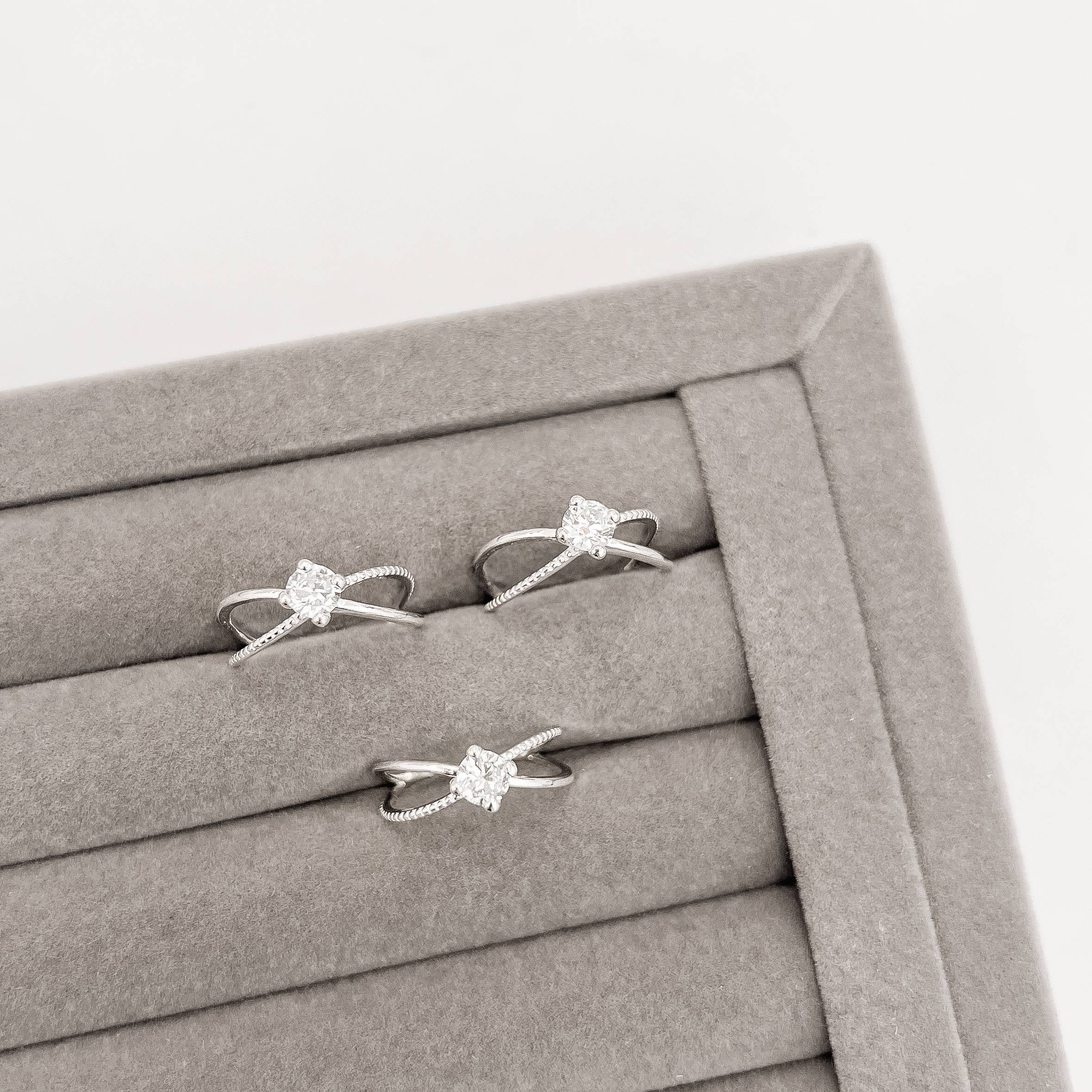 Anel solitário 2 fios caixa alta