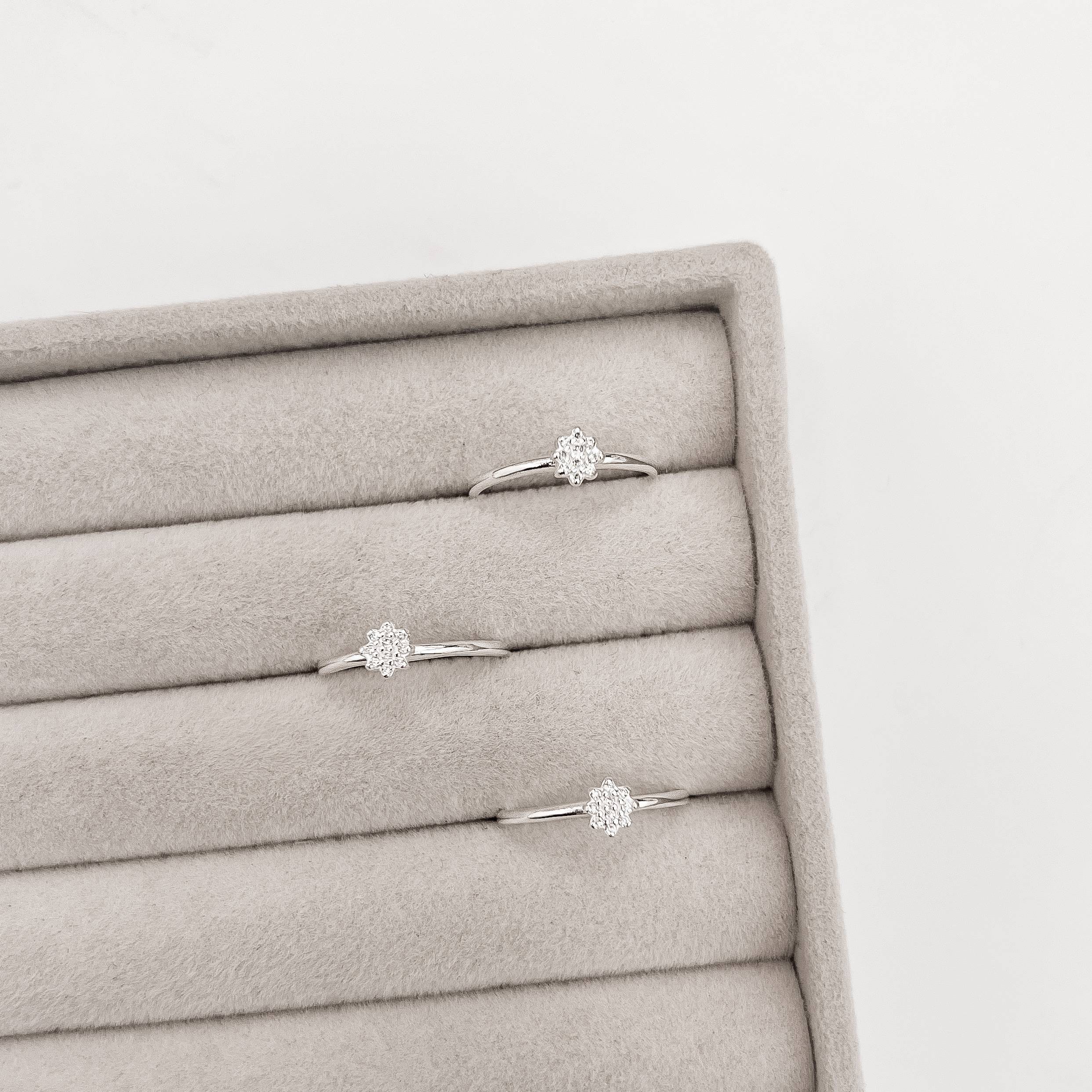 Anel solitário flor cravejada