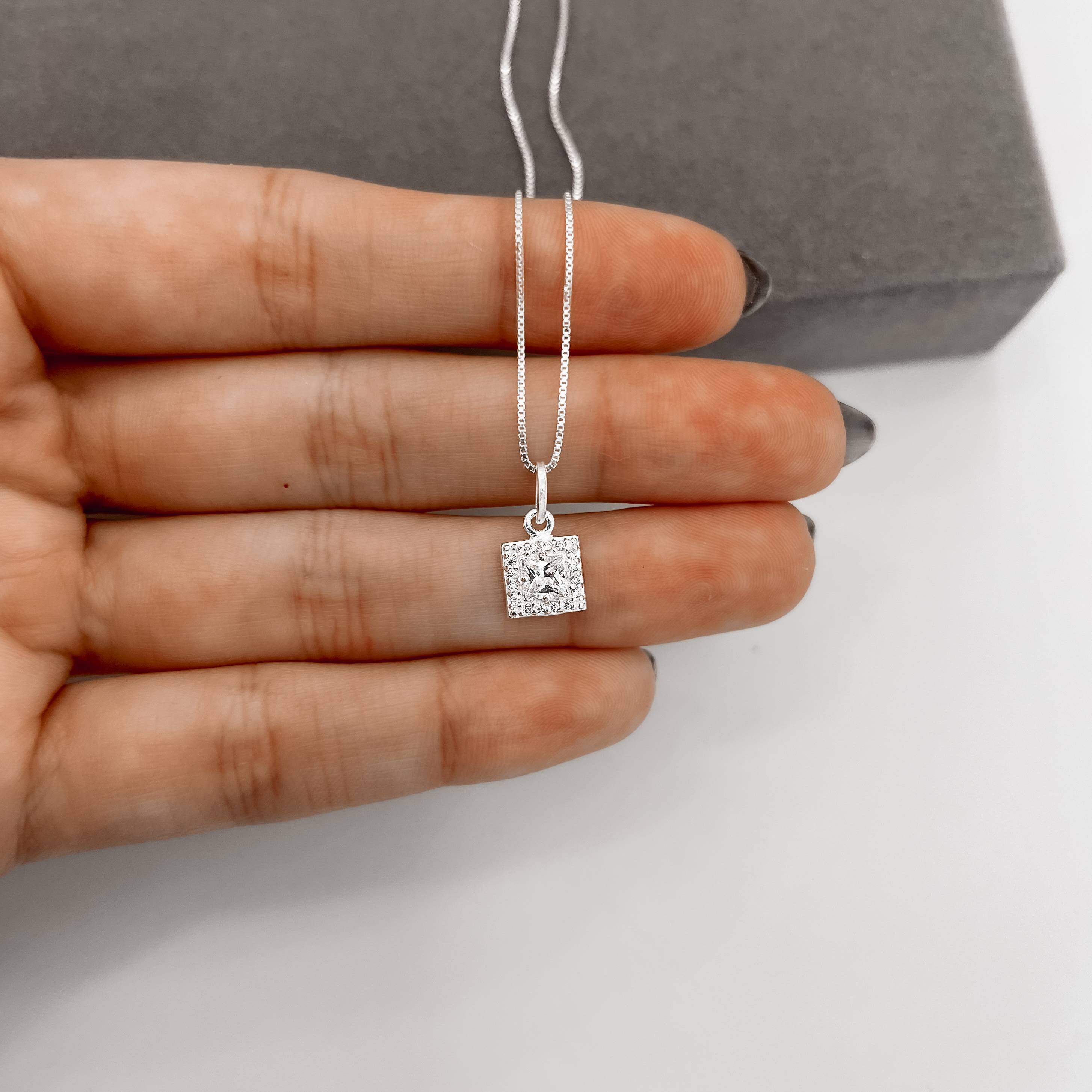 Colar pingente quadrado cravejado 8mm 45cm