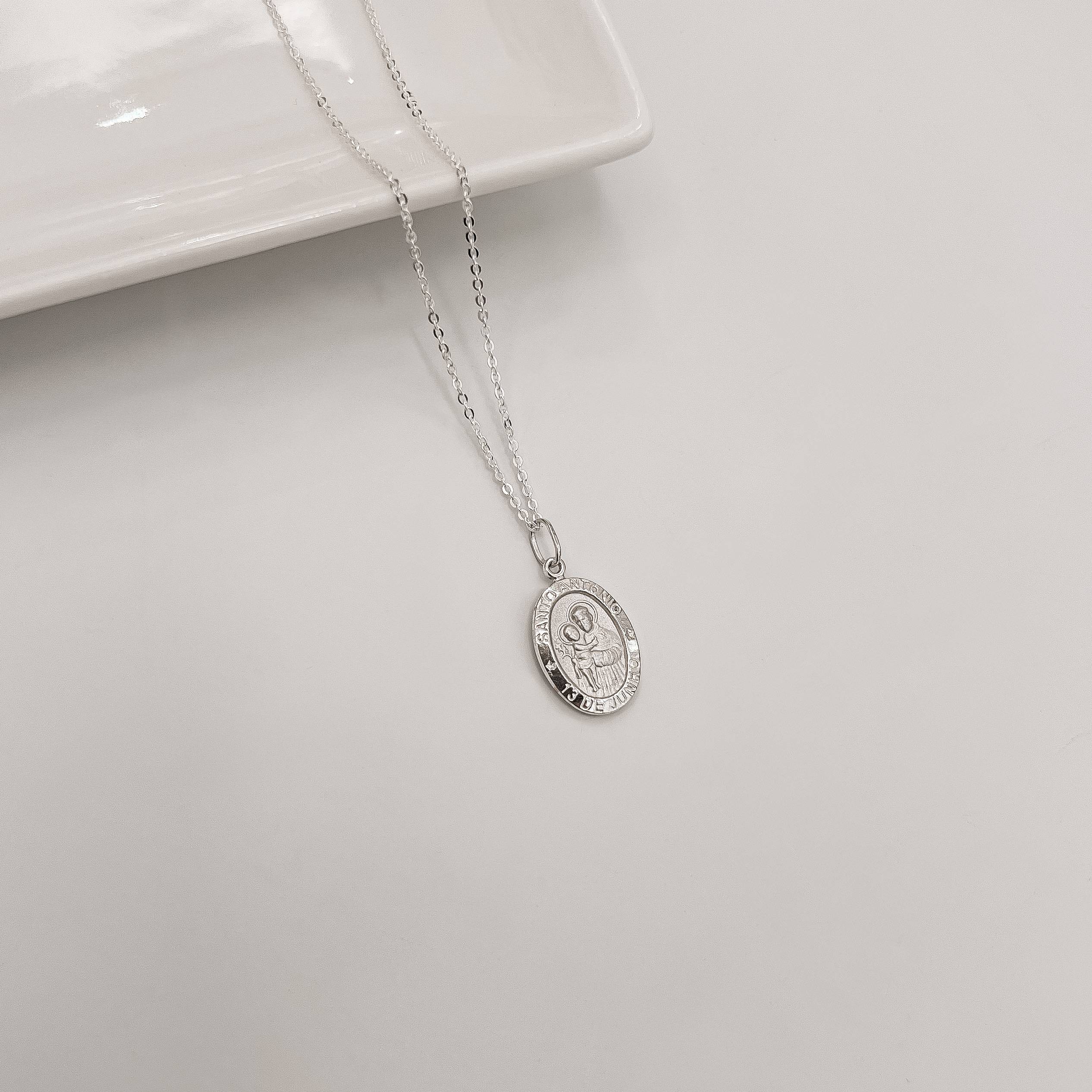 Colar pingente medalha dupla face Santo Antônio e cruz 16mm corrente cadeadinho 45cm