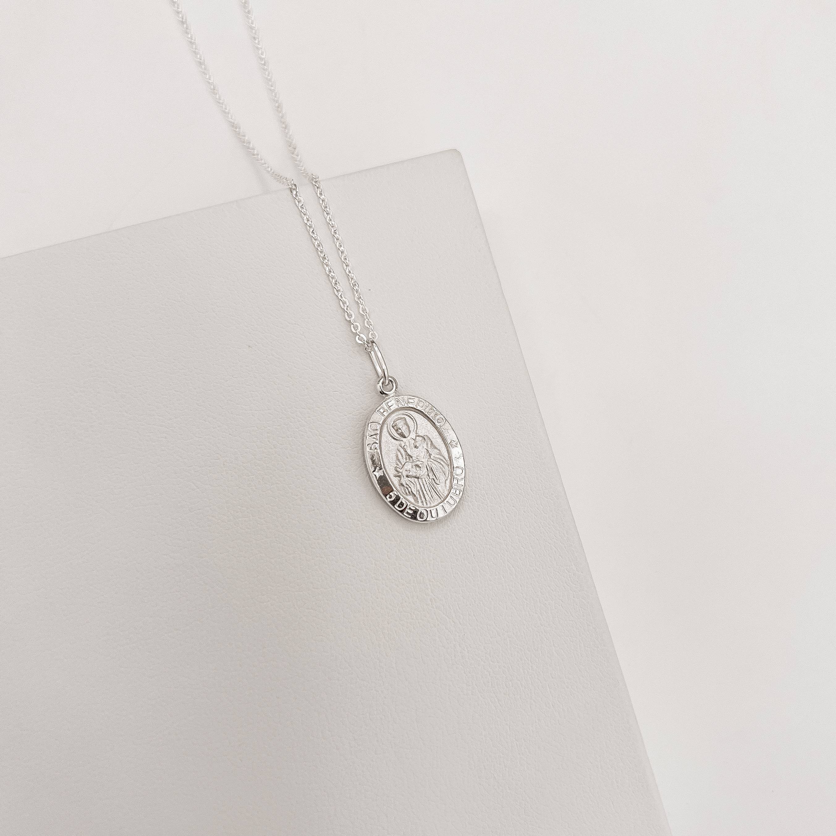 Colar pingente medalha dupla face São Benedito e cruz 16mm corrente cadeadinho 45cm