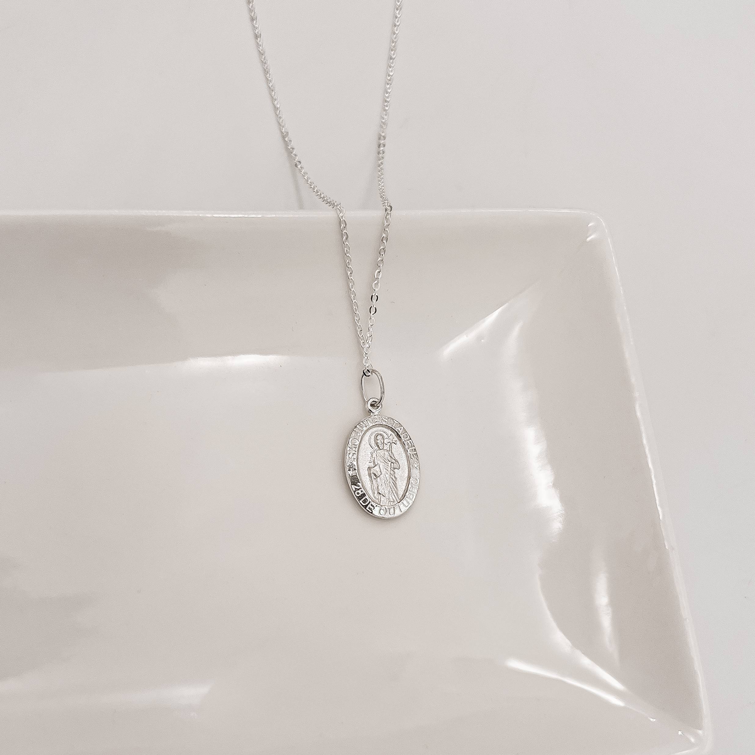 Imagem Secundária Colar pingente medalha dupla face São Judas Tadeu e cruz 16mm corrente cadeadinho 45cm