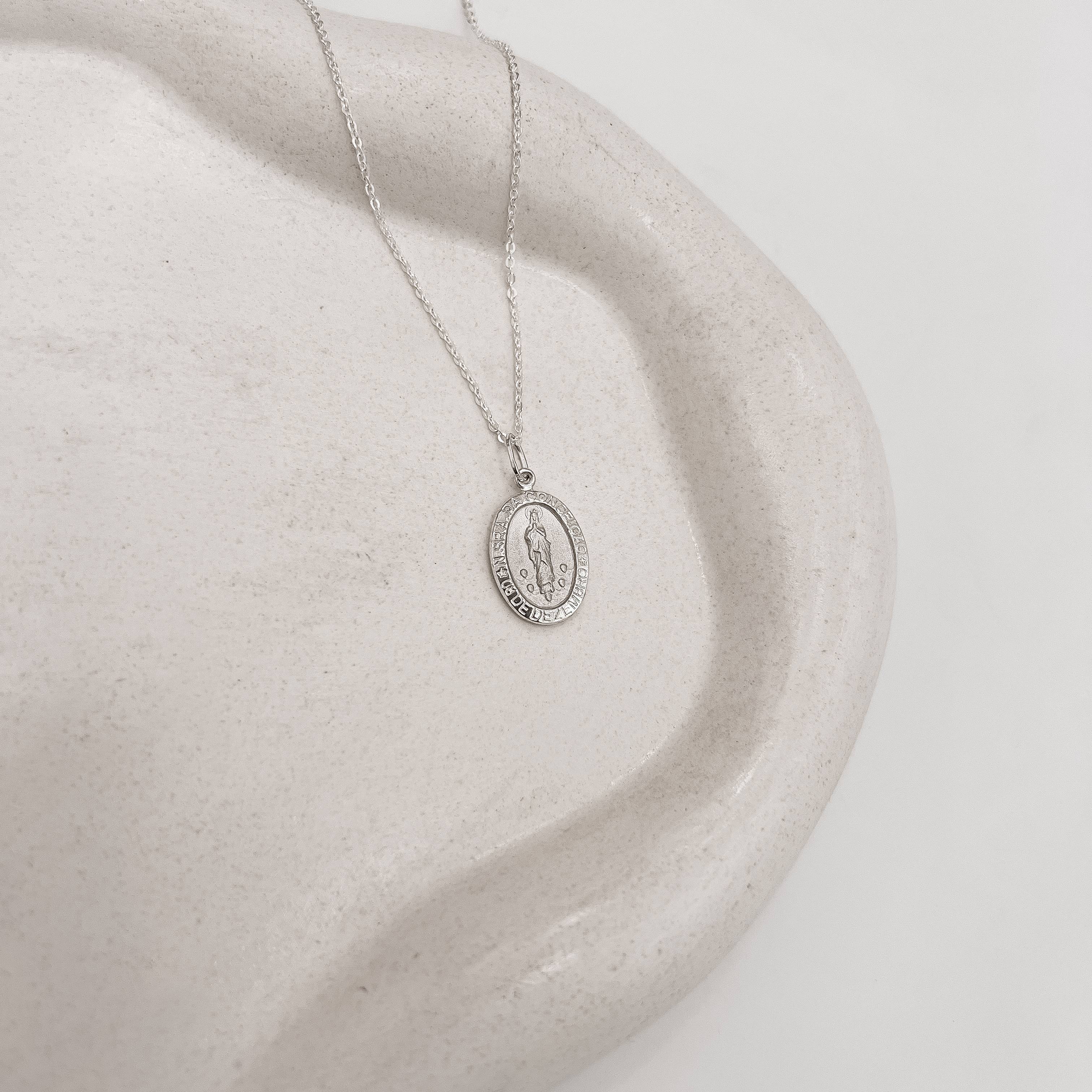 Colar pingente medalha dupla face Nsa. Sra. da Conceição e cruz 16mm corrente cadeadinho 45cm