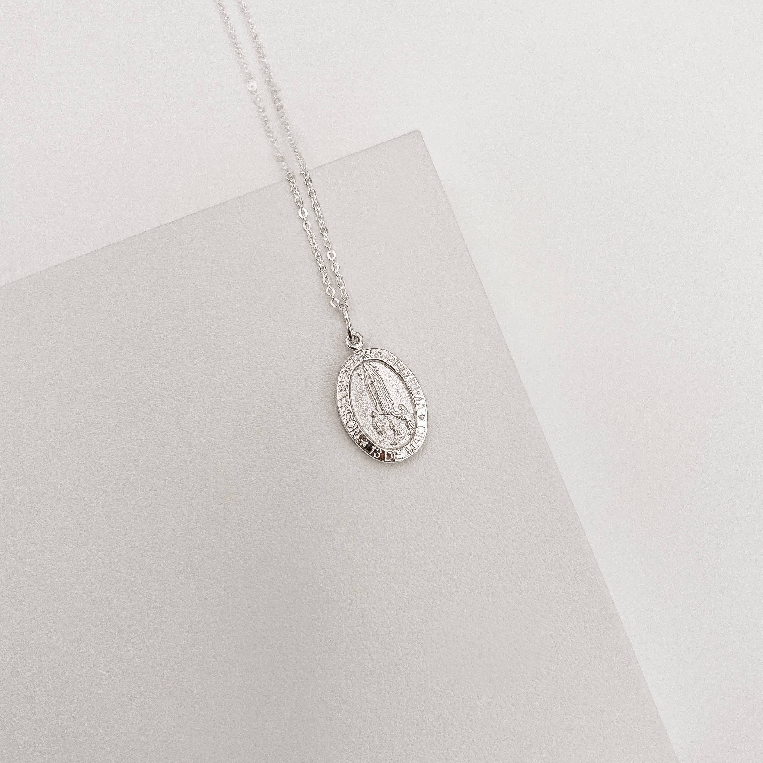 Colar pingente medalha dupla face Nsa. Sra. de Fátima e cruz 16mm corrente cadeadinho 45cm