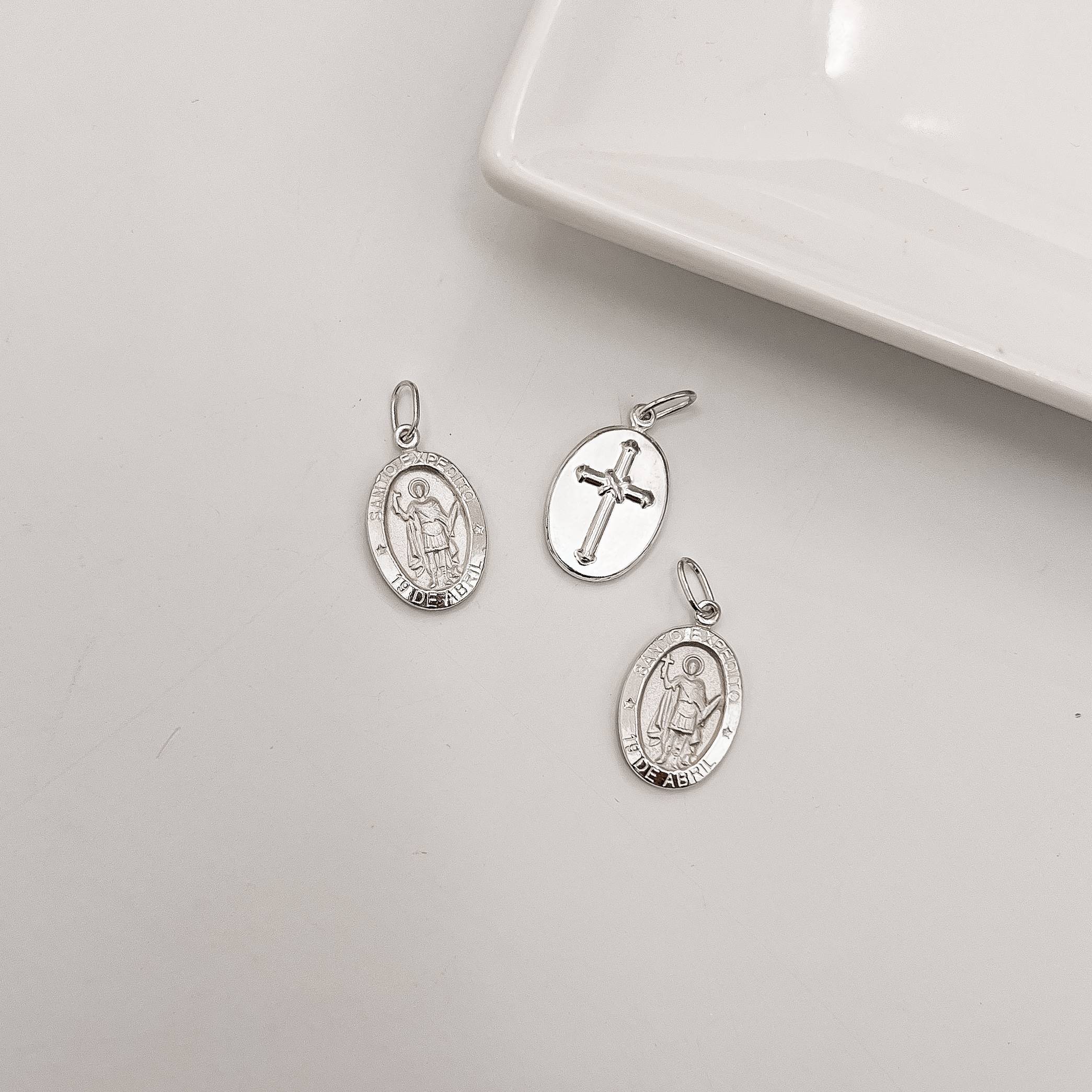 Imagem Secundária Pingente medalha dupla face Santo Expedito e cruz 16mm 