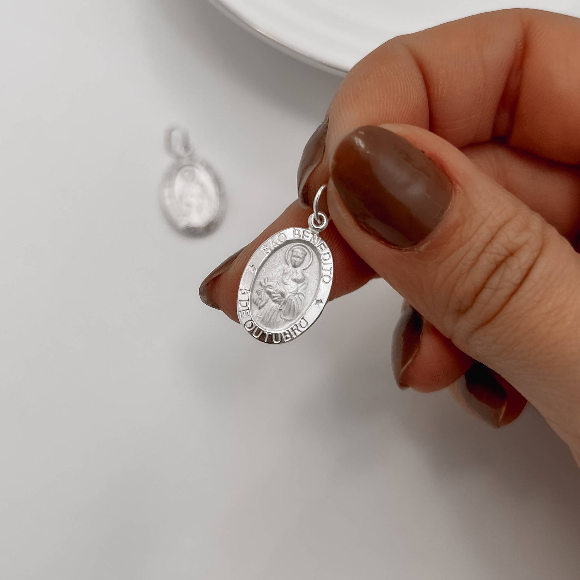 Imagem Secundária Pingente medalha dupla face São Benedito e cruz 16mm 