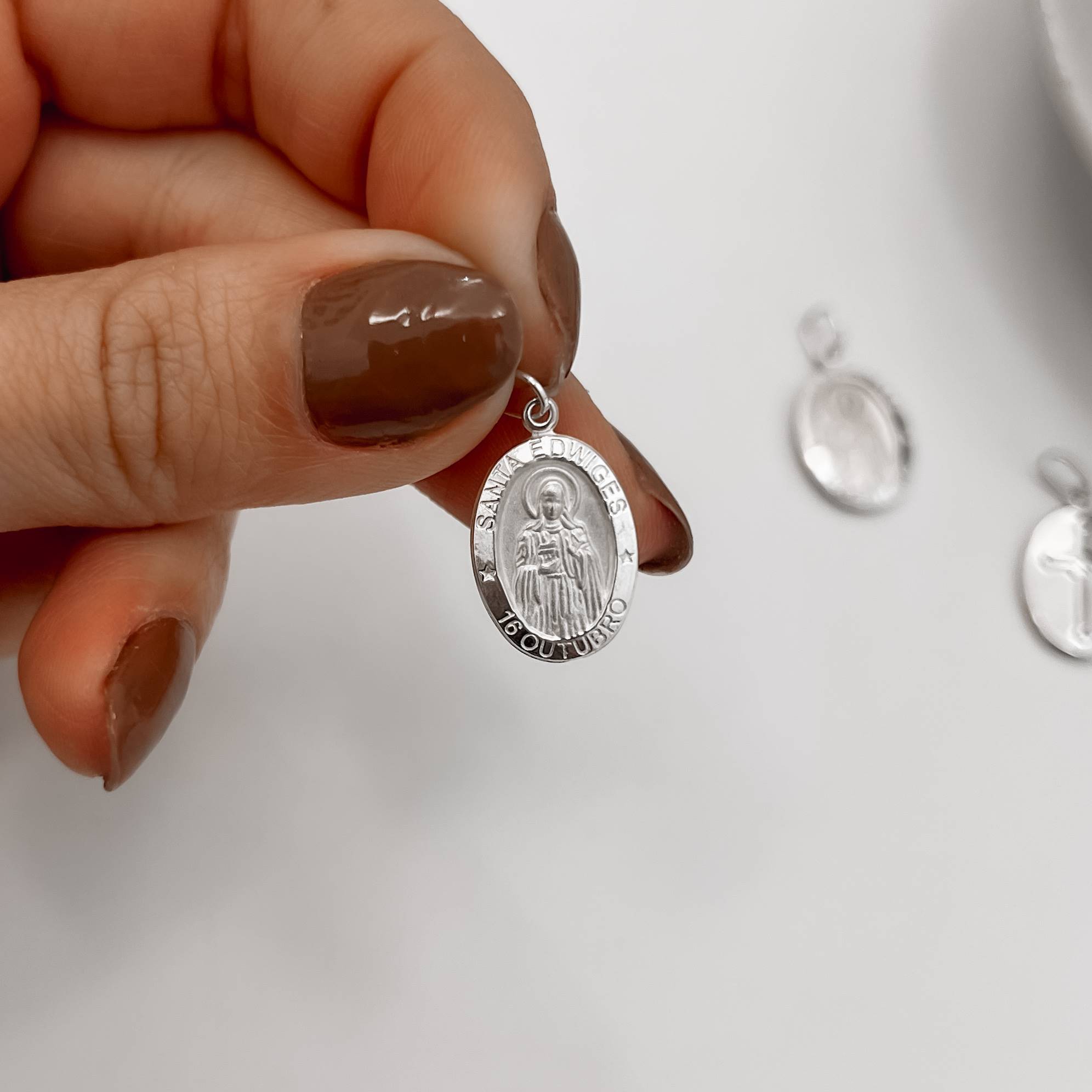 Imagem Secundária Pingente medalha dupla face Santa Edwiges e cruz 16mm 