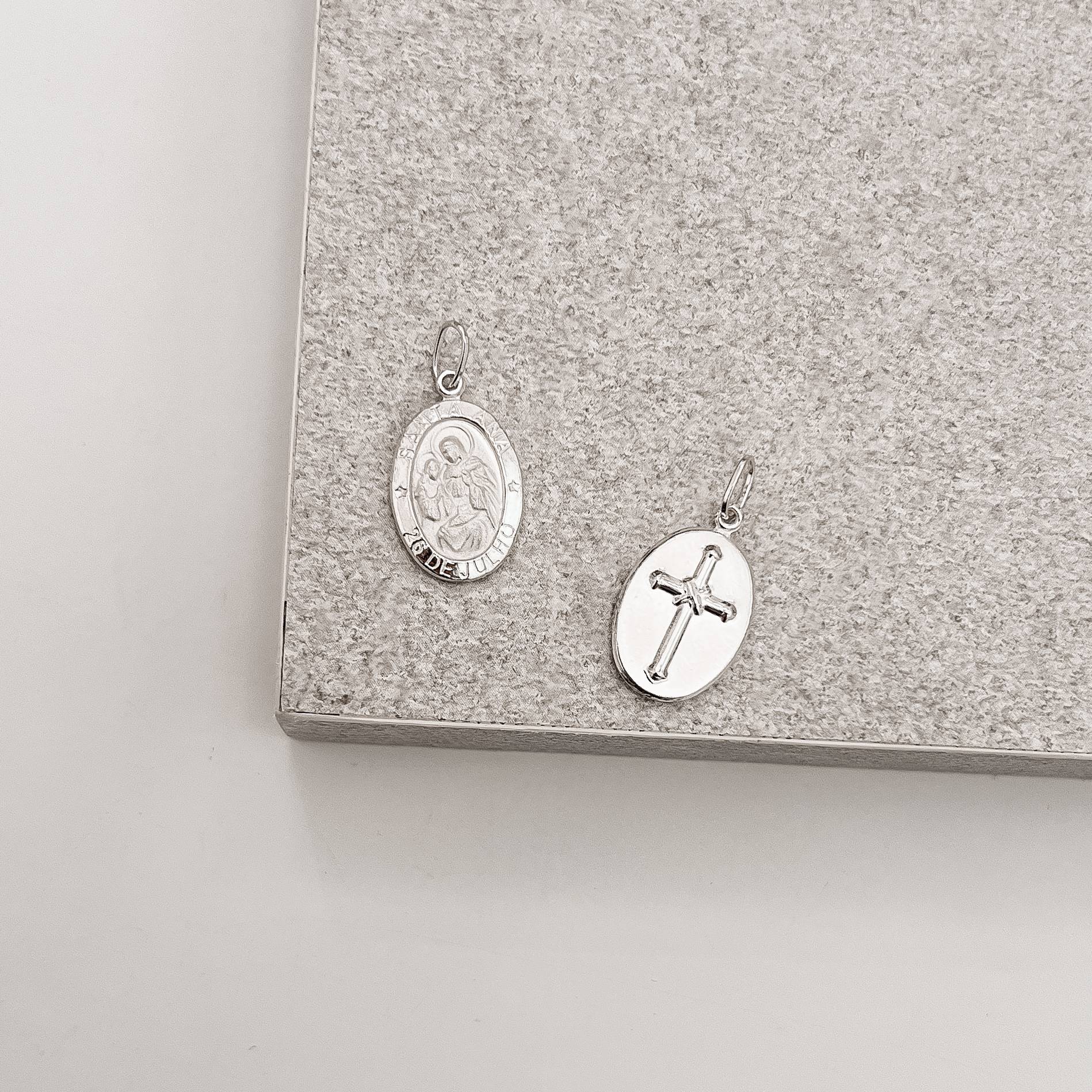 Imagem Secundária Pingente medalha dupla face Santa Ana e cruz 16mm 