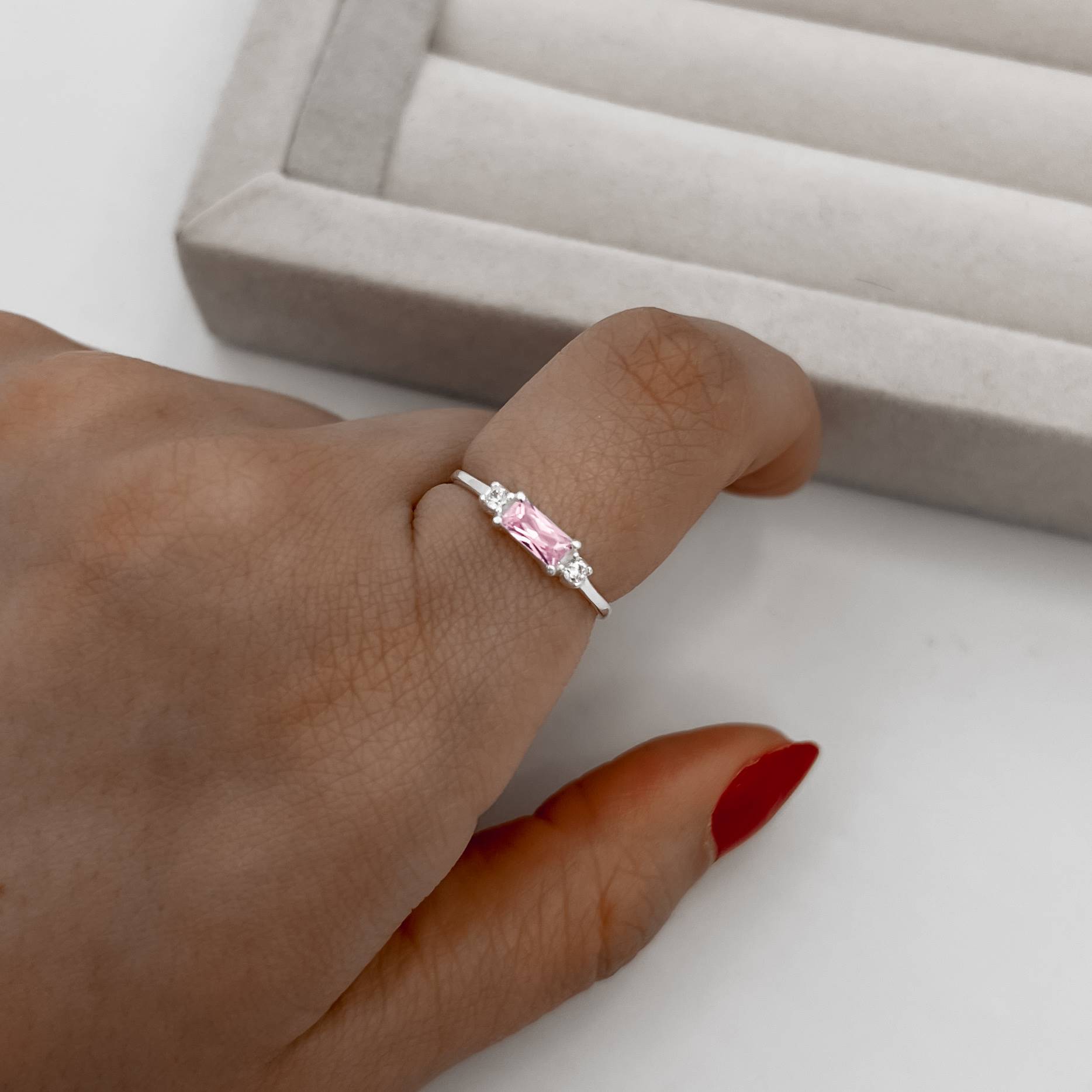 Imagem Anel zircônia retangular rosa com mini zircônias
