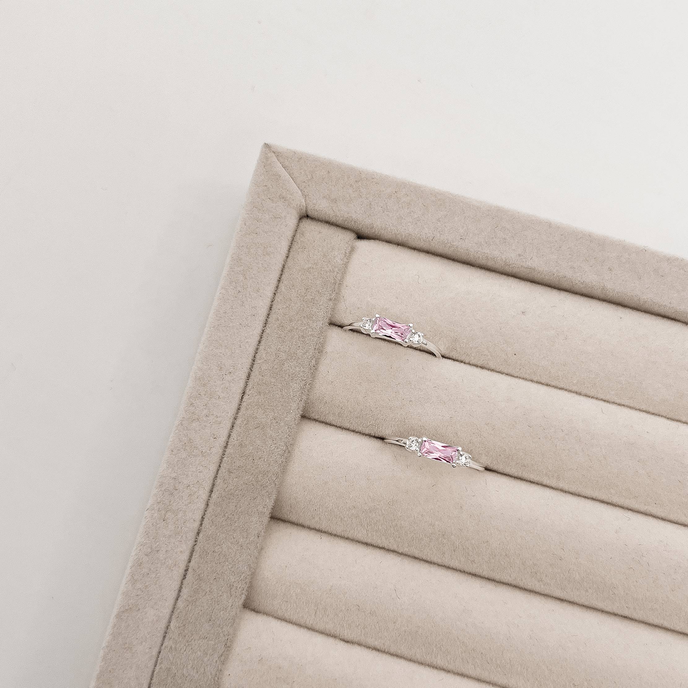 Imagem Secundária Anel zircônia retangular rosa com mini zircônias