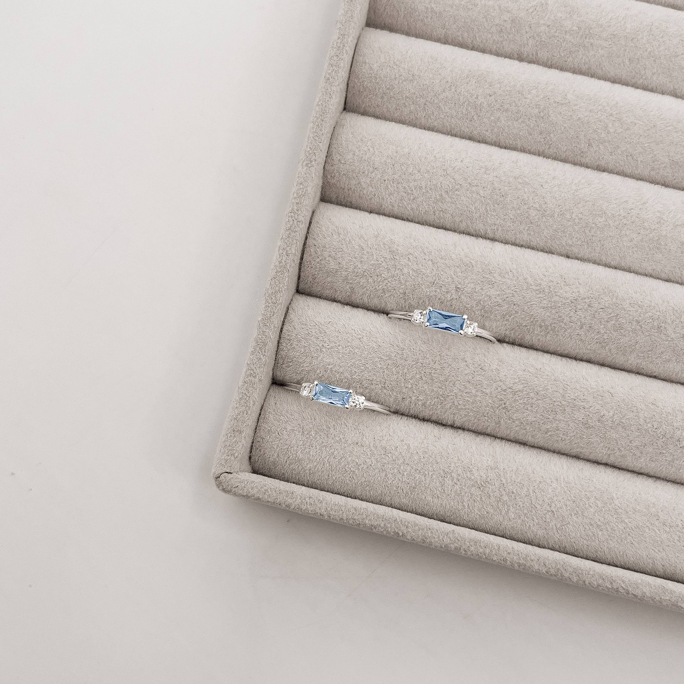 Imagem Secundária Anel zircônia retangular azul com mini zircônias