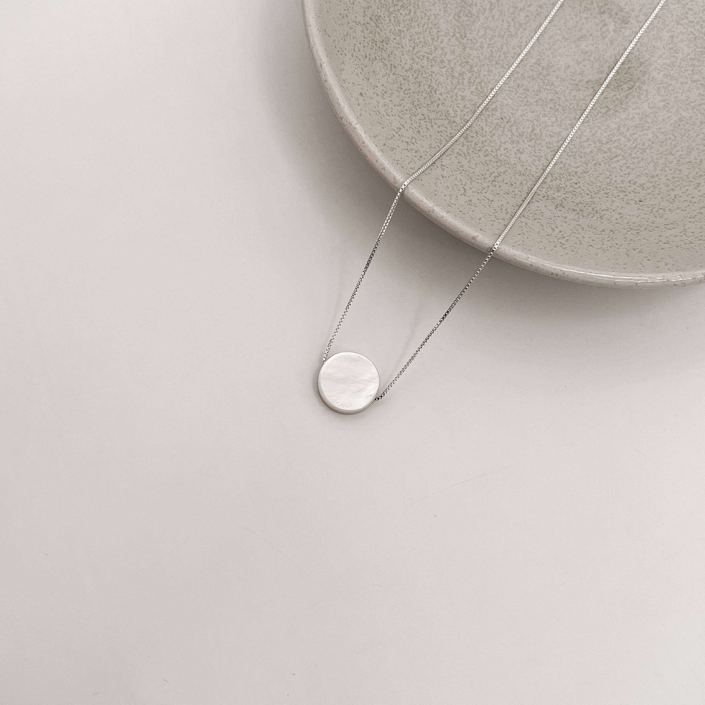 Colar círculo madrepérola 12mm 45cm