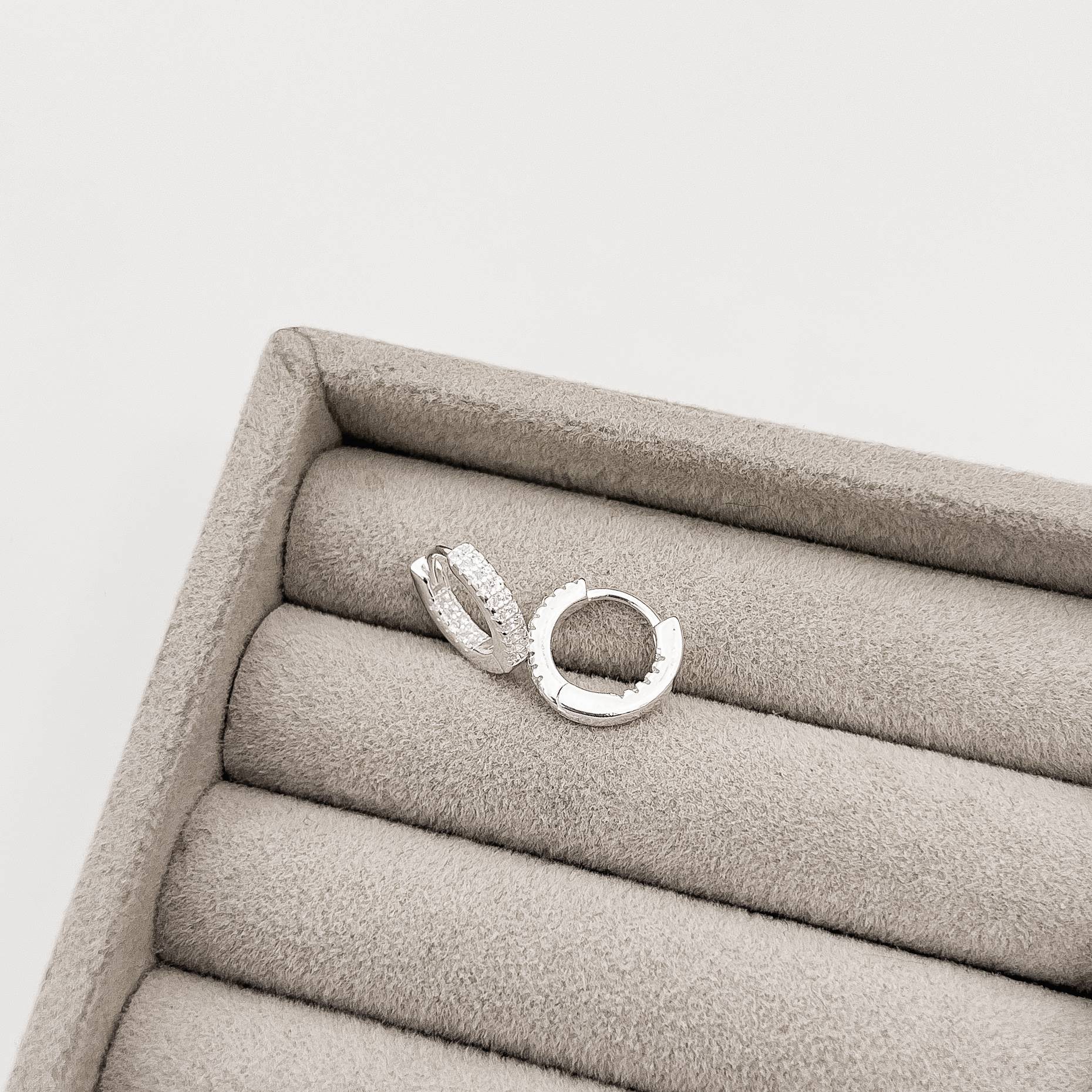 Argola click 11mm frente e interior cravejado duplo