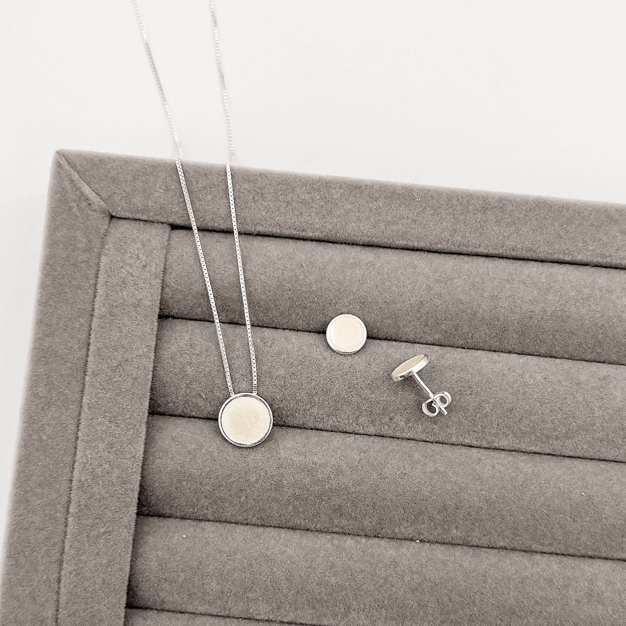 Imagem Conjunto brinco e colar círculo perolado resina 10mm 45cm