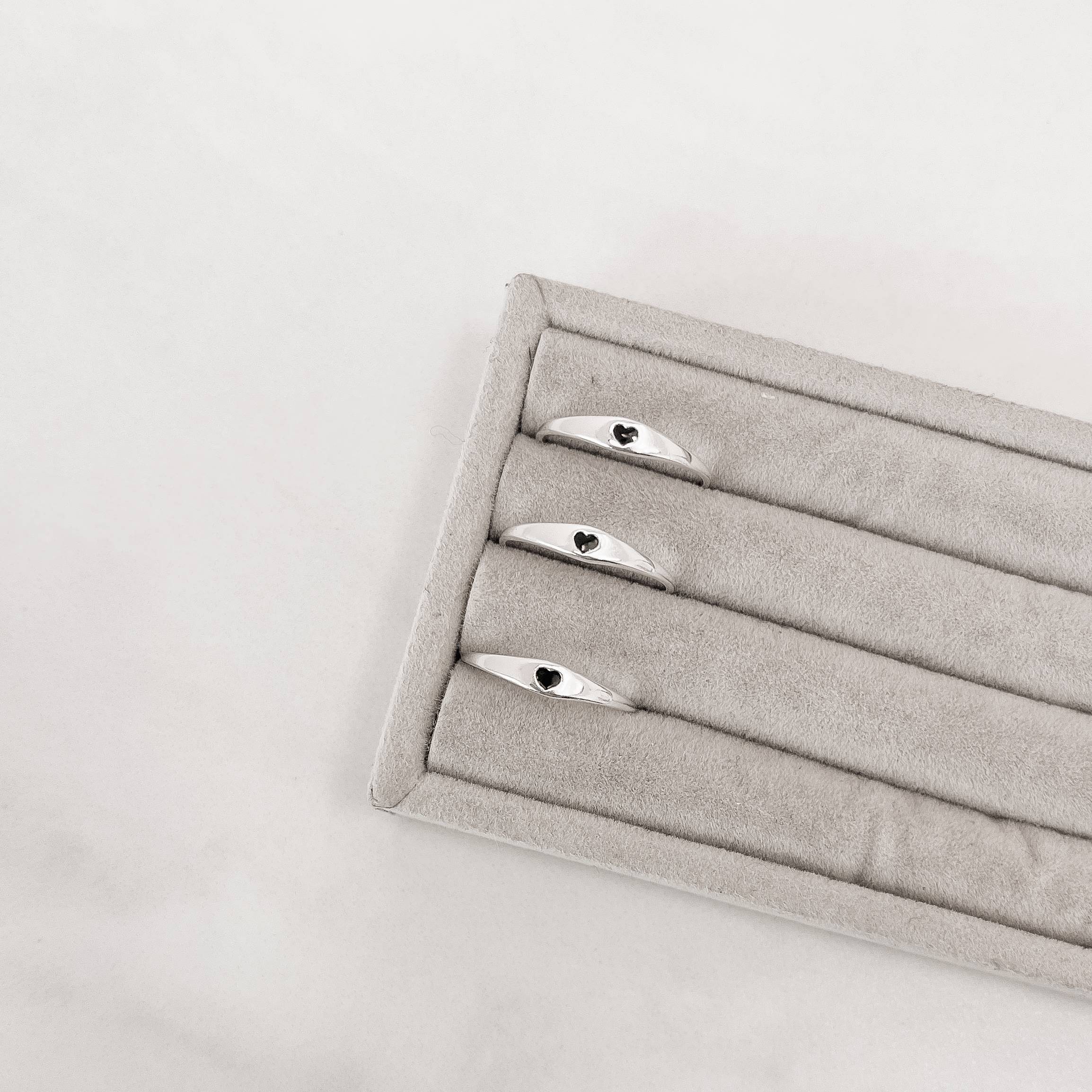 Anel detalhe coração resina