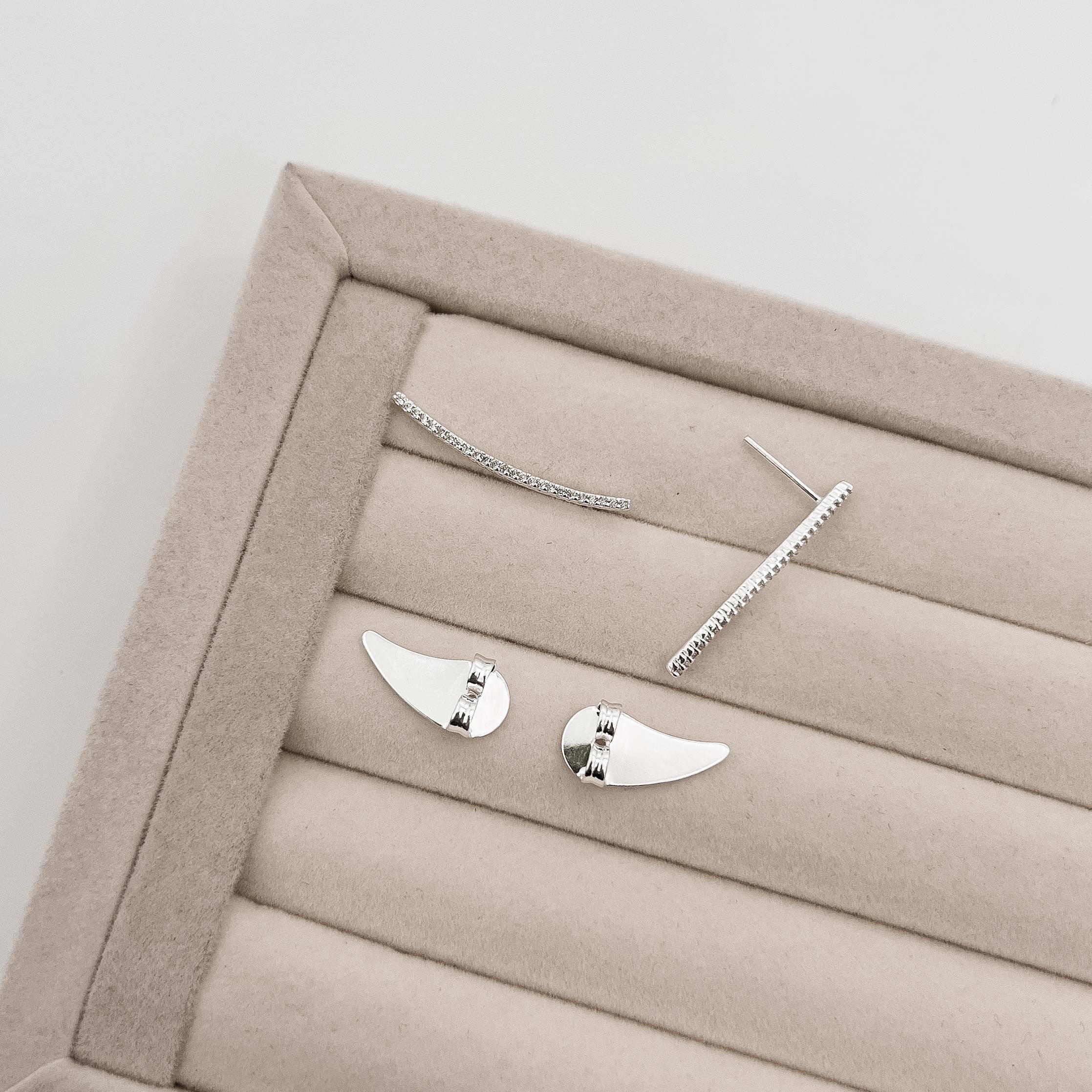 Brinco ear cuff curva cravejada cristal tarraxa