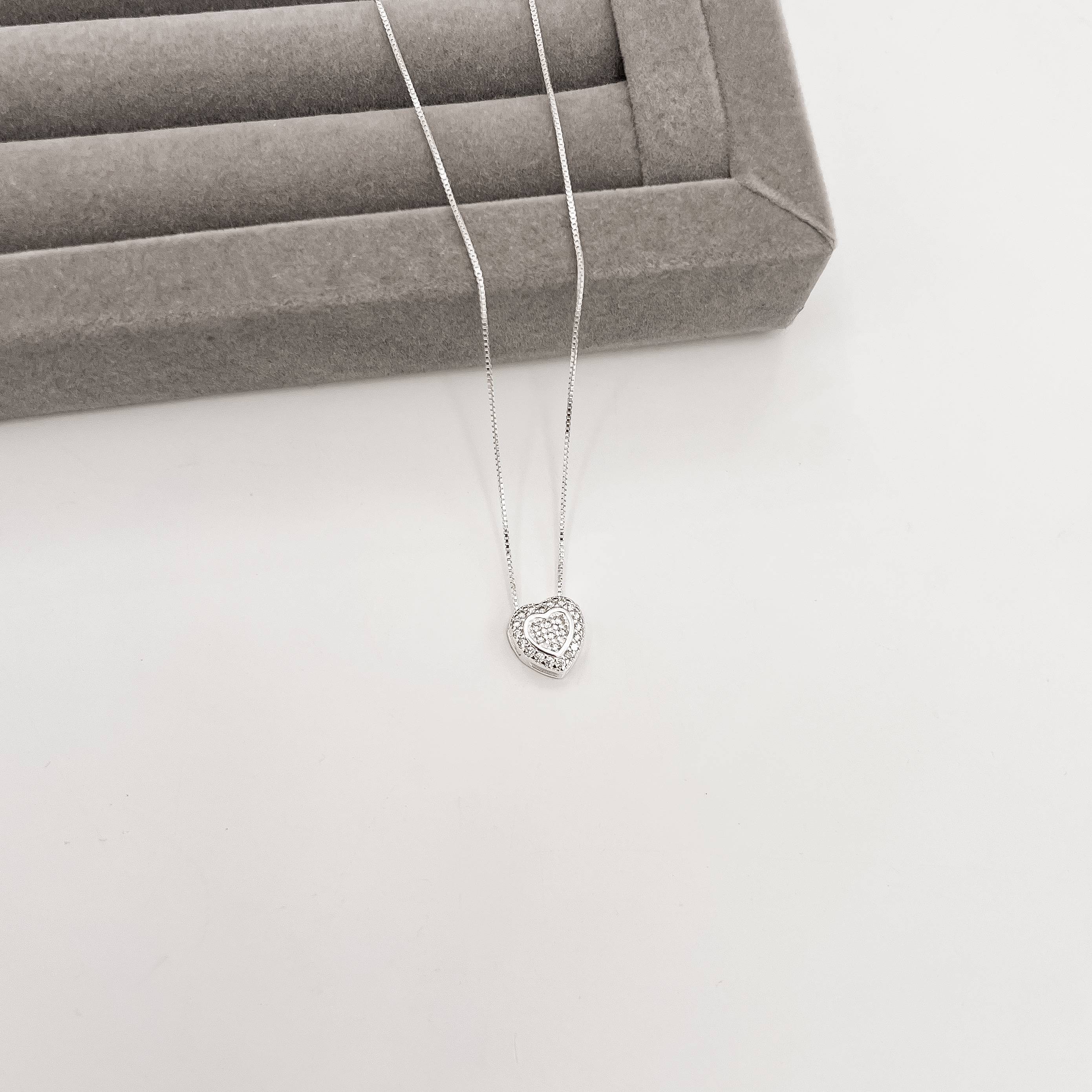 Colar coração cravejado caixa alta 11mm 45cm