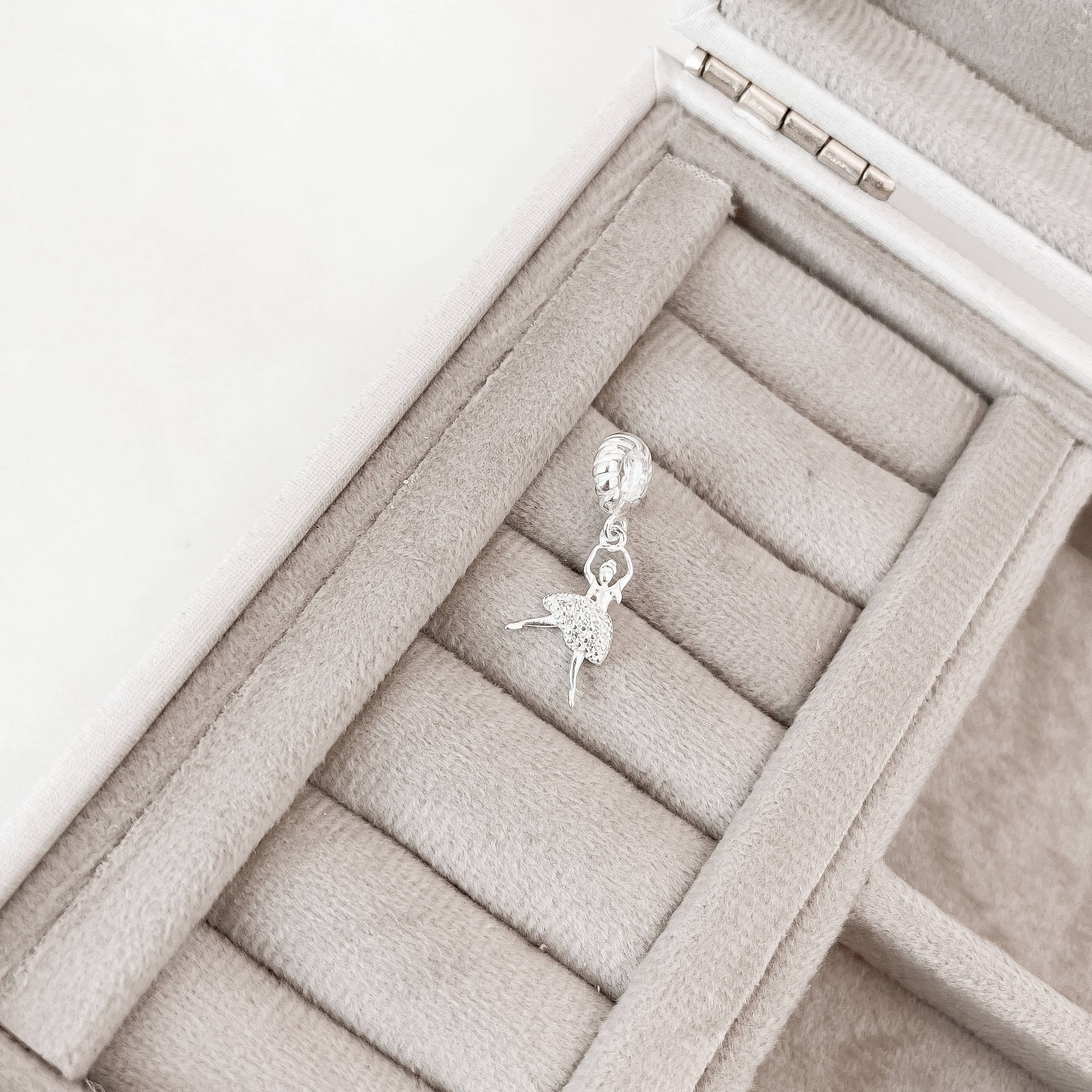 Imagem Secundária Berloque pingente bailarina cravejada elo torcido 16mm