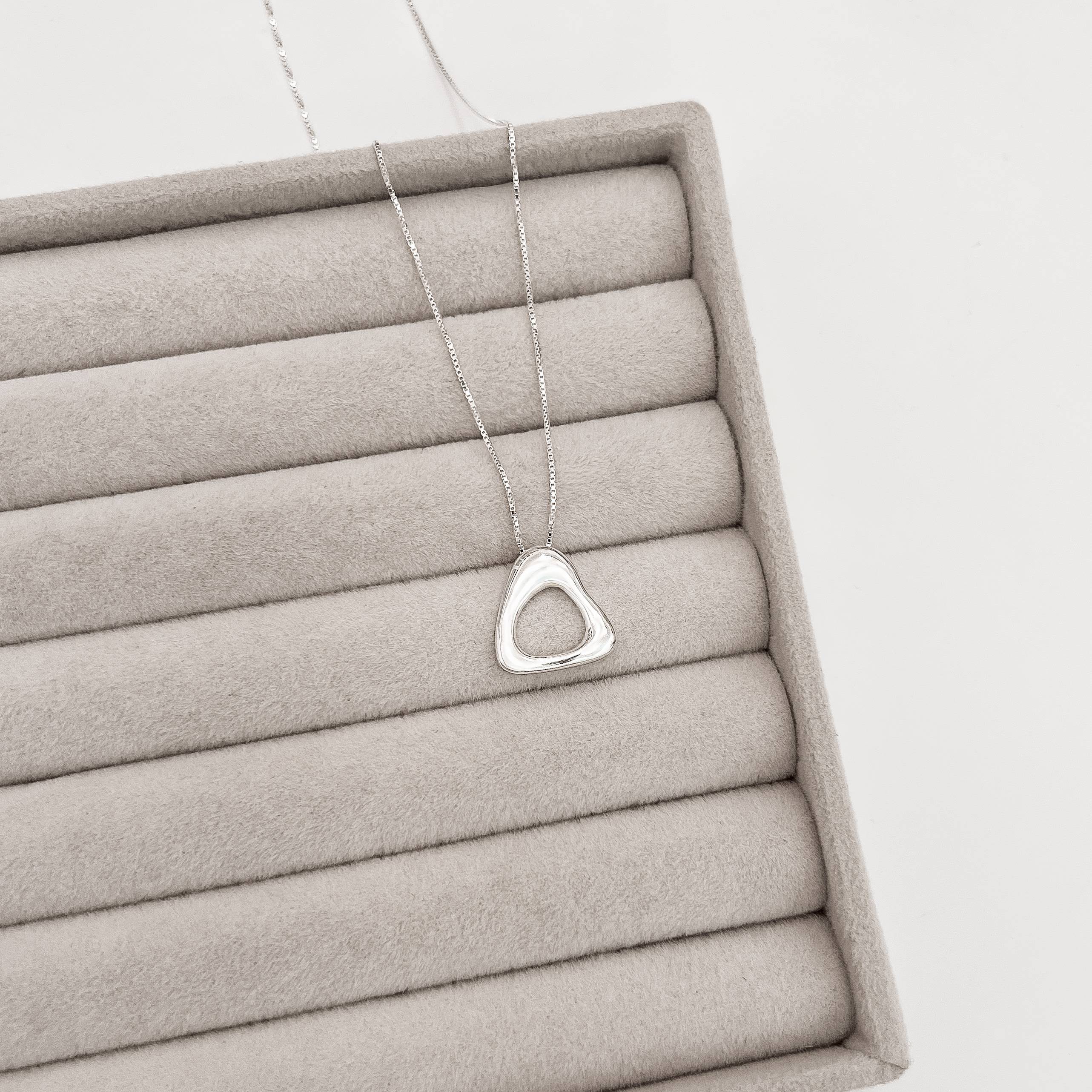 Colar oval ondulado vazado 16mm 45cm