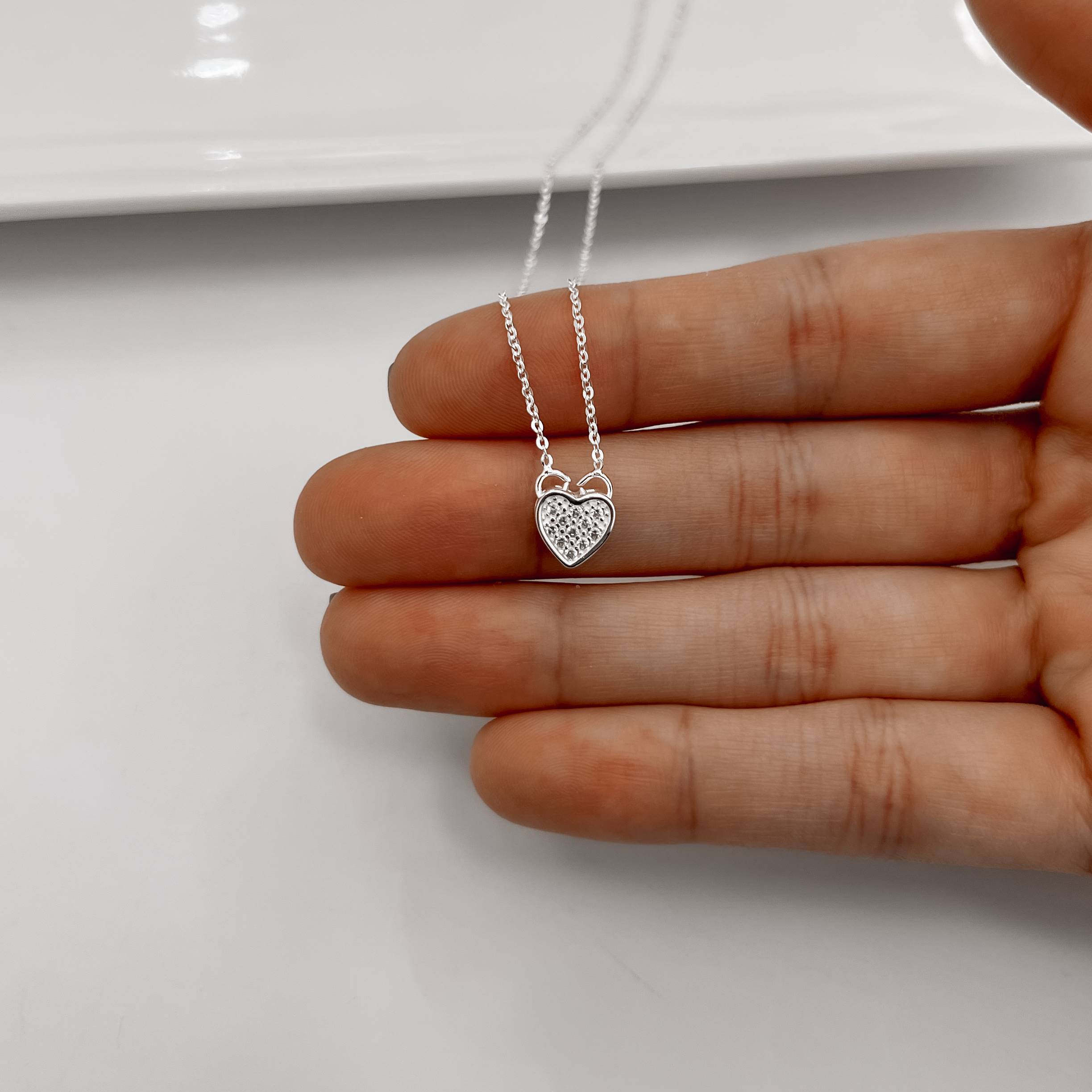 Imagem Secundária Colar coração cravejado caixa alta 8mm corrente cadeadinho 40+5cm