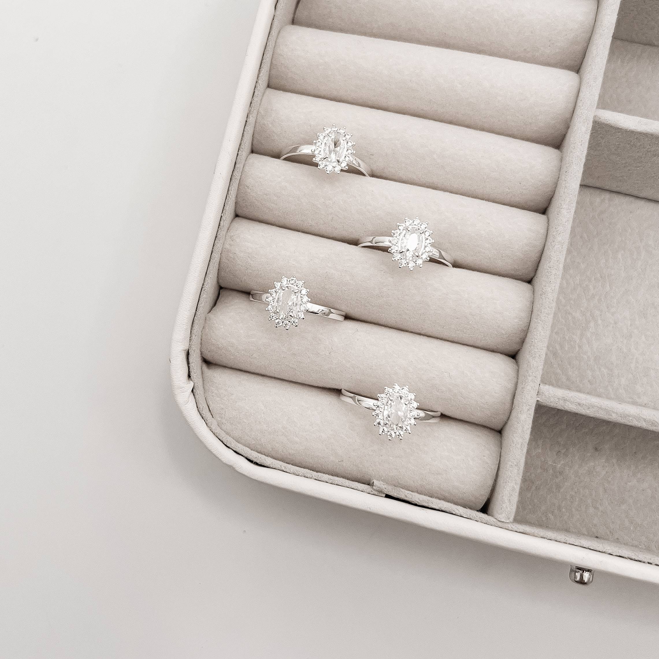 Anel zircônia oval cristal com cravejado