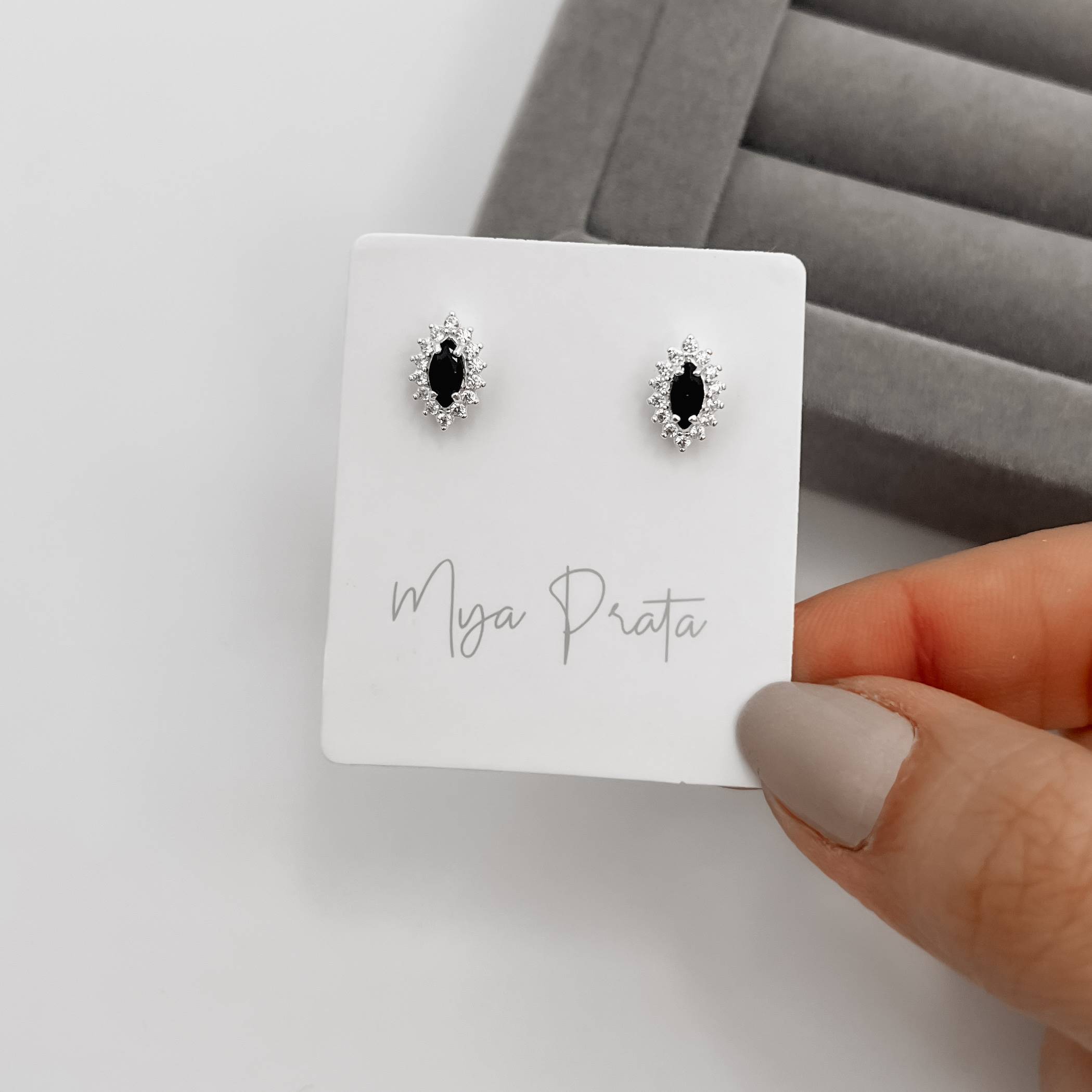 Brinco zircônia navete ônix com cravejado 10mm