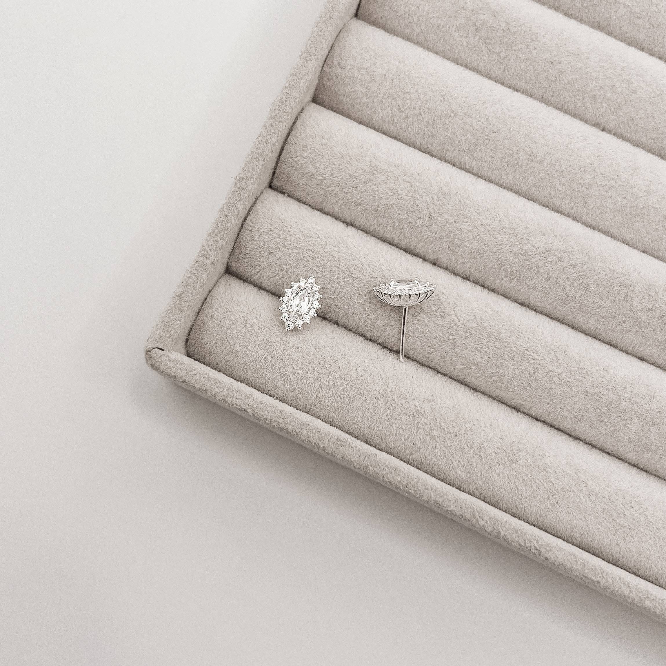 Imagem Secundária Brinco zircônia navete com cravejado 10mm